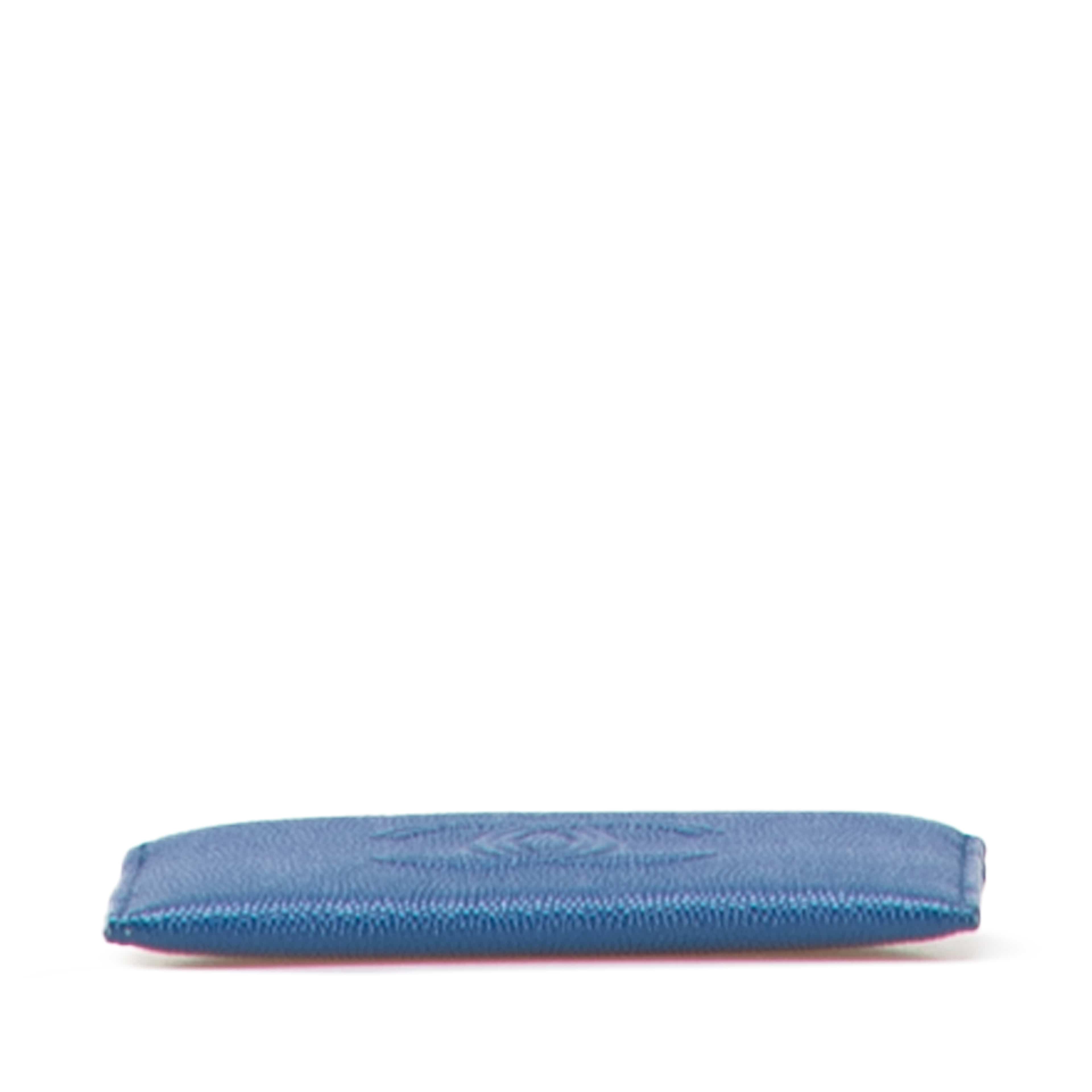 Chanel Cc Caviar Card Holder, från Luxclusif, i färgen blue. Klicka för att öppna bilden i stort format