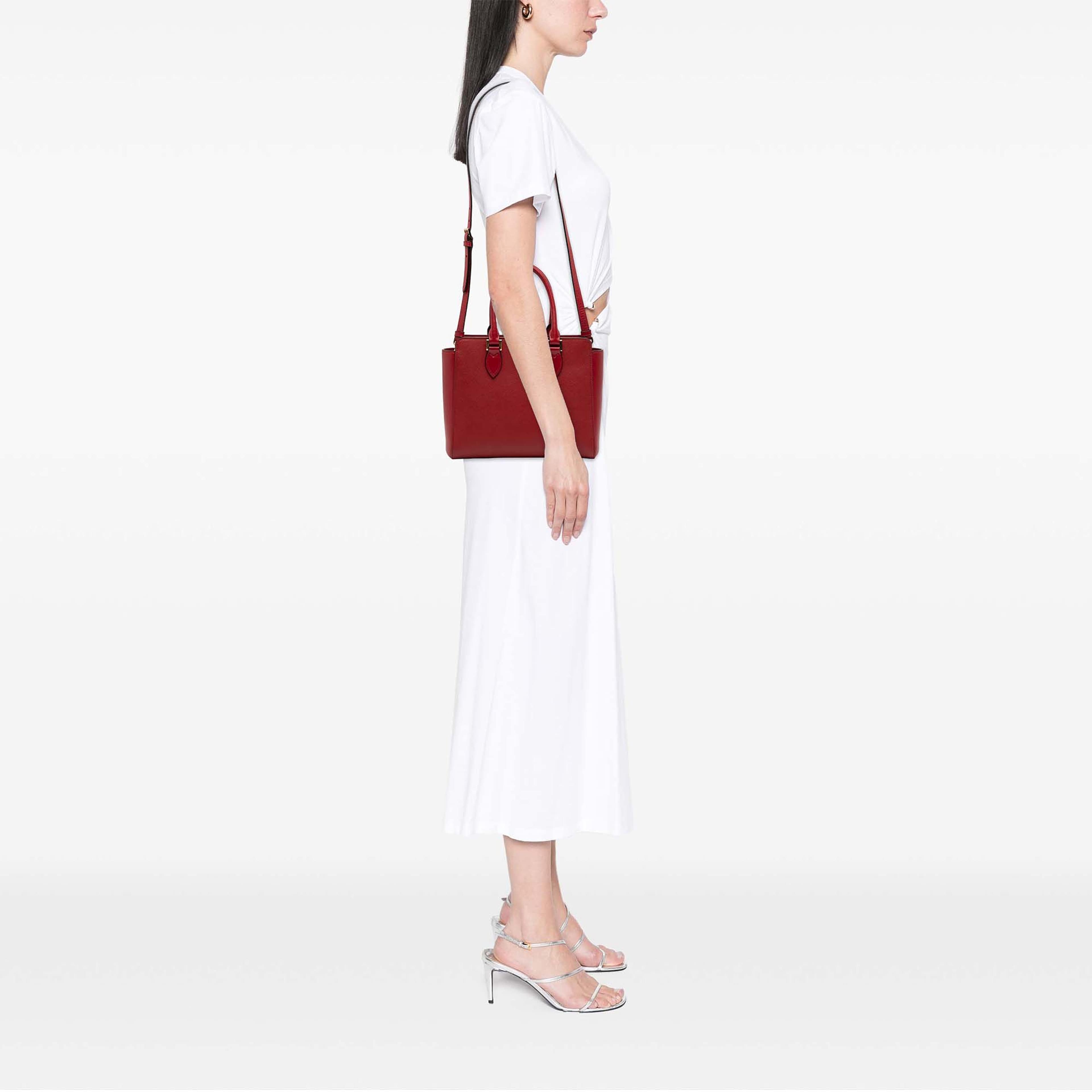 Prada Soft Calf Trimmed Saffiano Lux Zip Convertible Tote, från Luxclusif, i färgen röd. Klicka för att öppna bilden i stort format