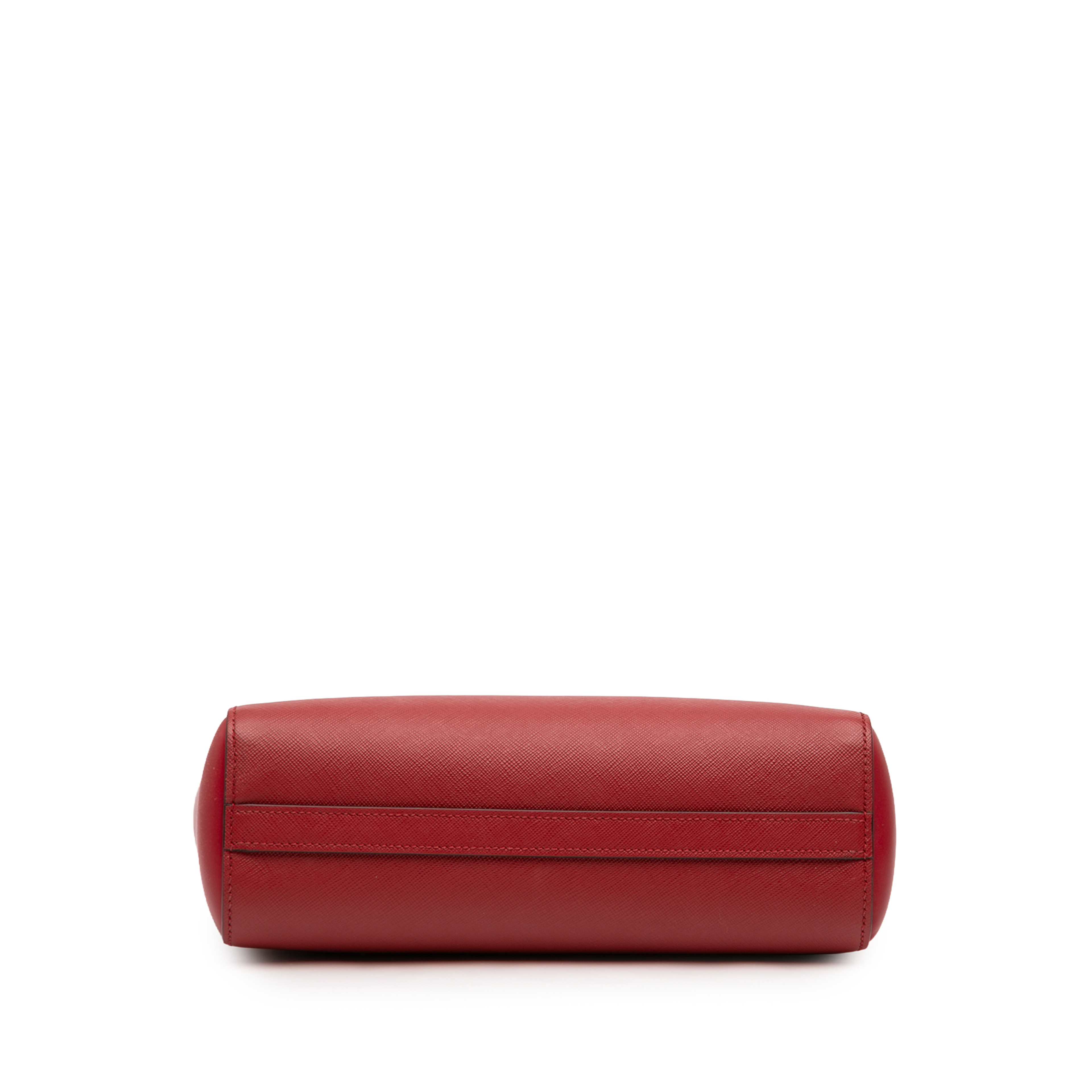 Prada Soft Calf Trimmed Saffiano Lux Zip Convertible Tote, från Luxclusif, i färgen red. Klicka för att öppna bilden i stort format