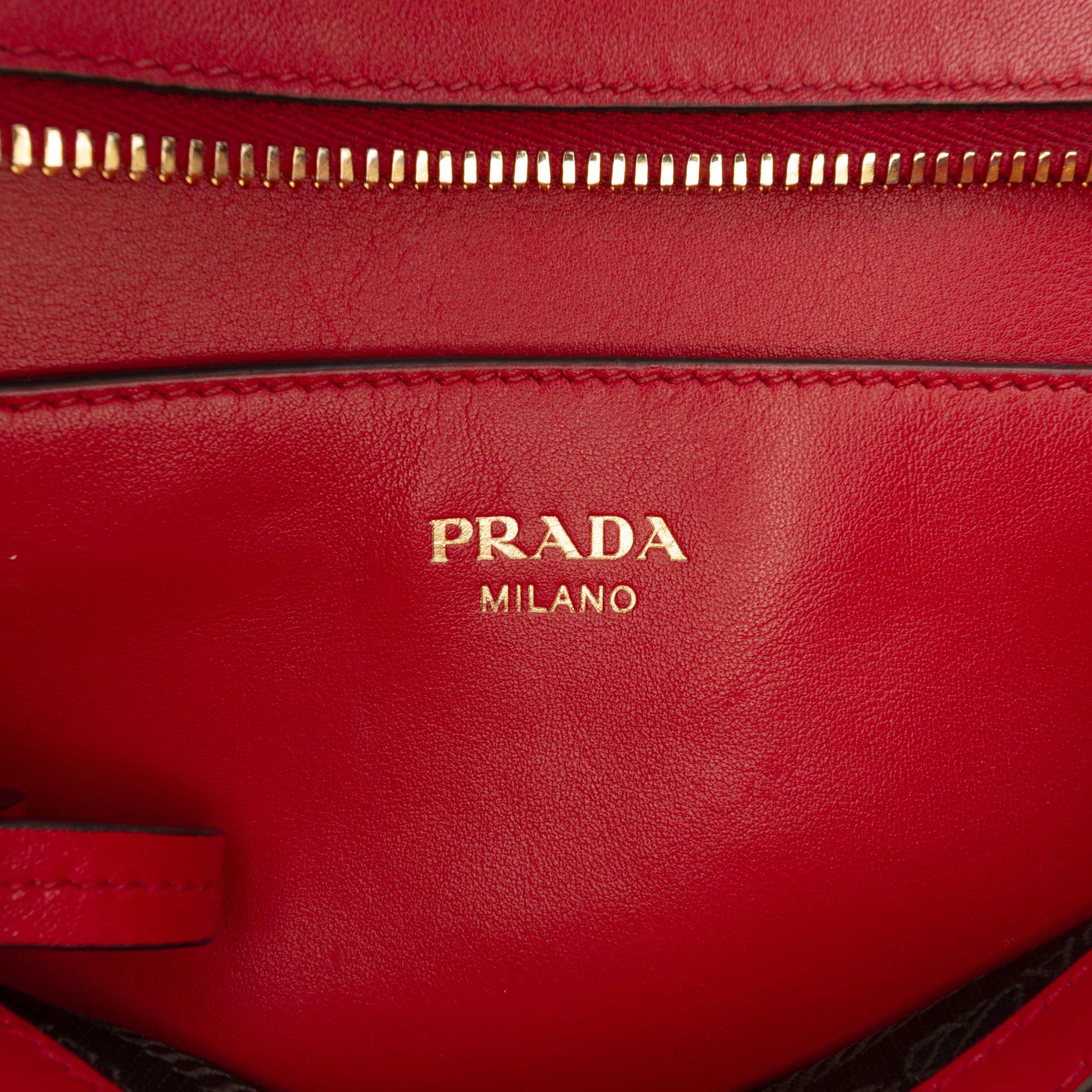 Prada Soft Calf Trimmed Saffiano Lux Zip Convertible Tote, från Luxclusif, i färgen red. Klicka för att öppna bilden i stort format