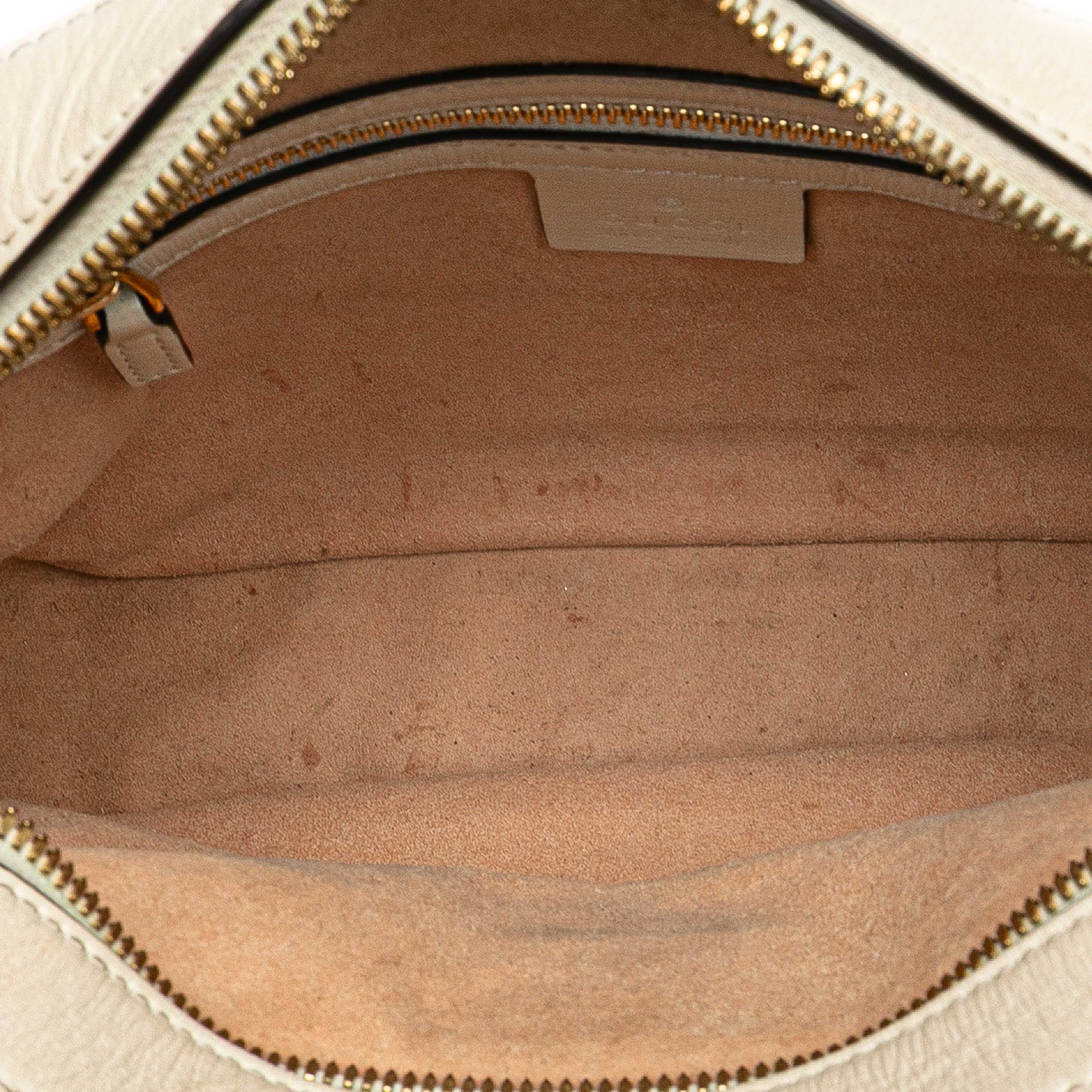 Gucci Small Gg Supreme Horsebit 1955 Crossbody, från Luxclusif, i färgen beige. Klicka för att öppna bilden i stort format