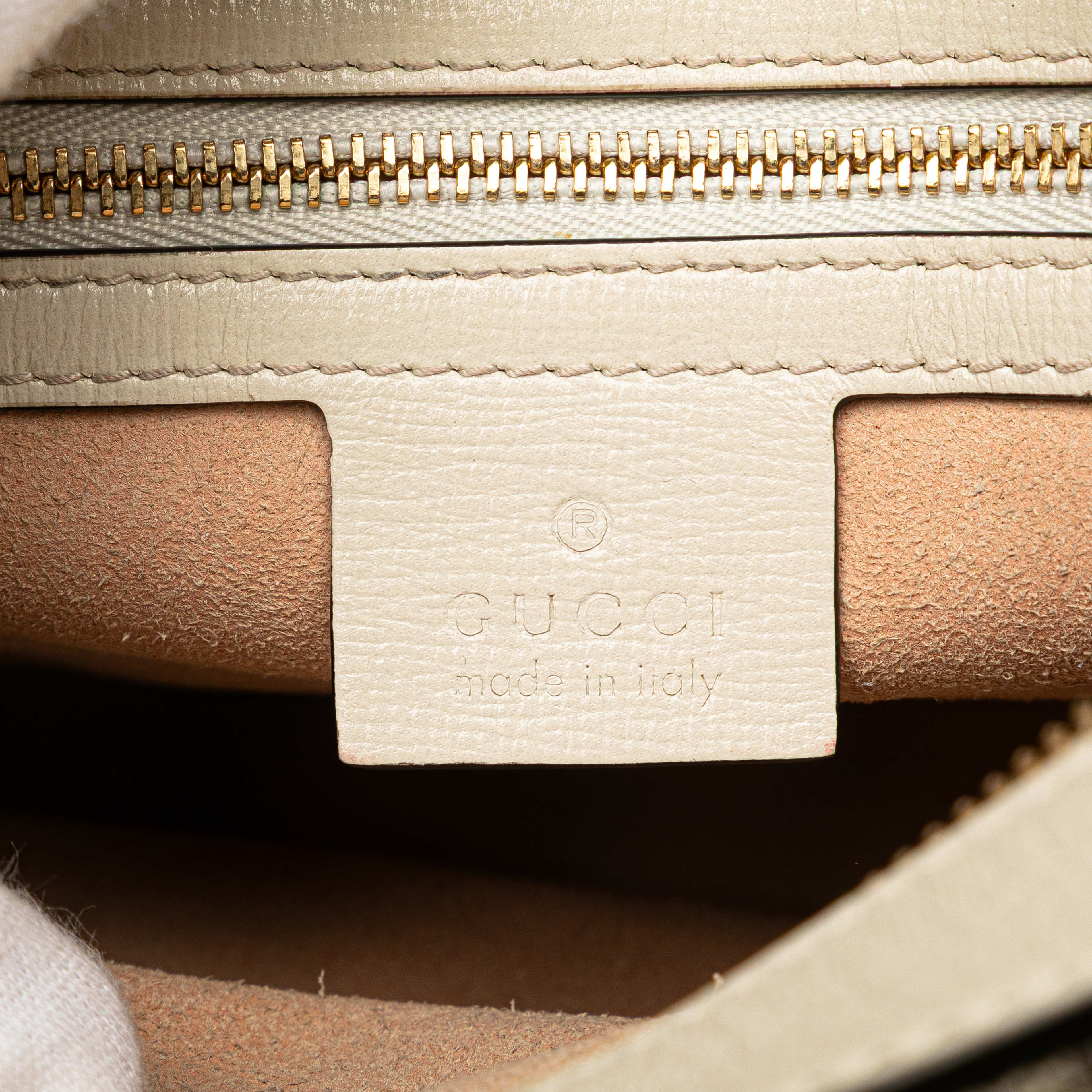 Gucci Small Gg Supreme Horsebit 1955 Crossbody, från Luxclusif, i färgen beige. Klicka för att öppna bilden i stort format