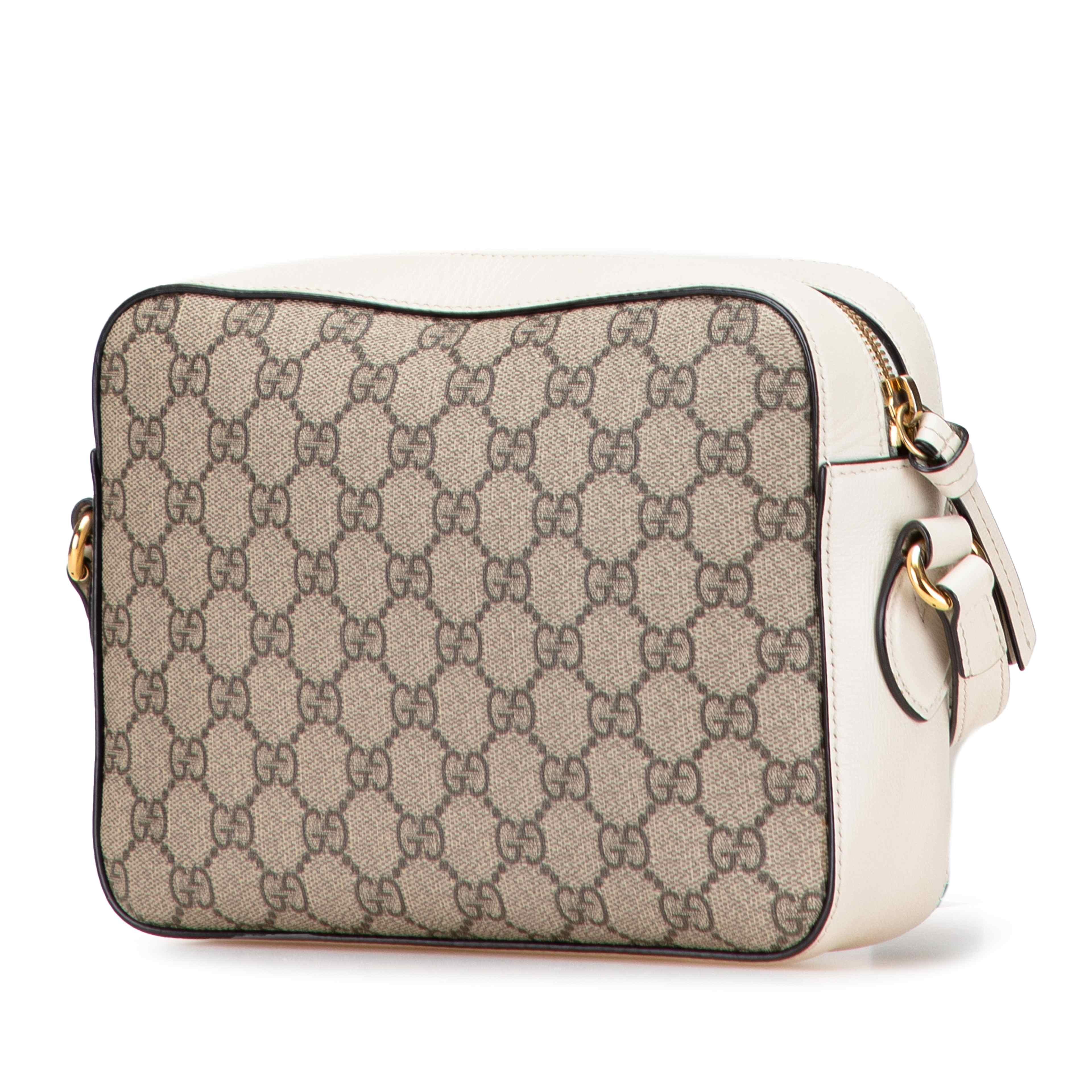 Gucci Small Gg Supreme Horsebit 1955 Crossbody, från Luxclusif, i färgen beige. Klicka för att öppna bilden i stort format