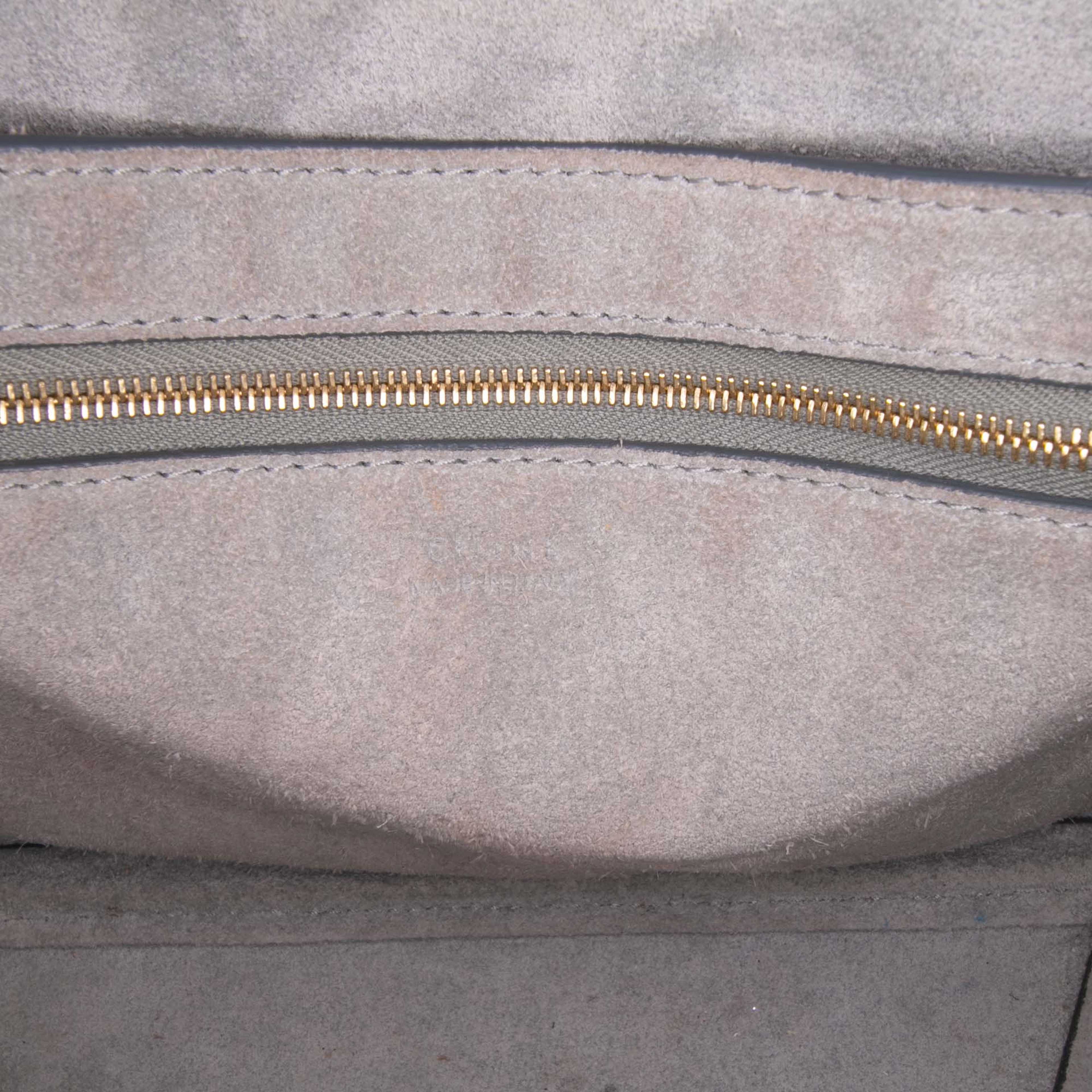 Celine Medium Leather Seau Sangle Bucket Bag, från Luxclusif, i färgen gray. Klicka för att öppna bilden i stort format