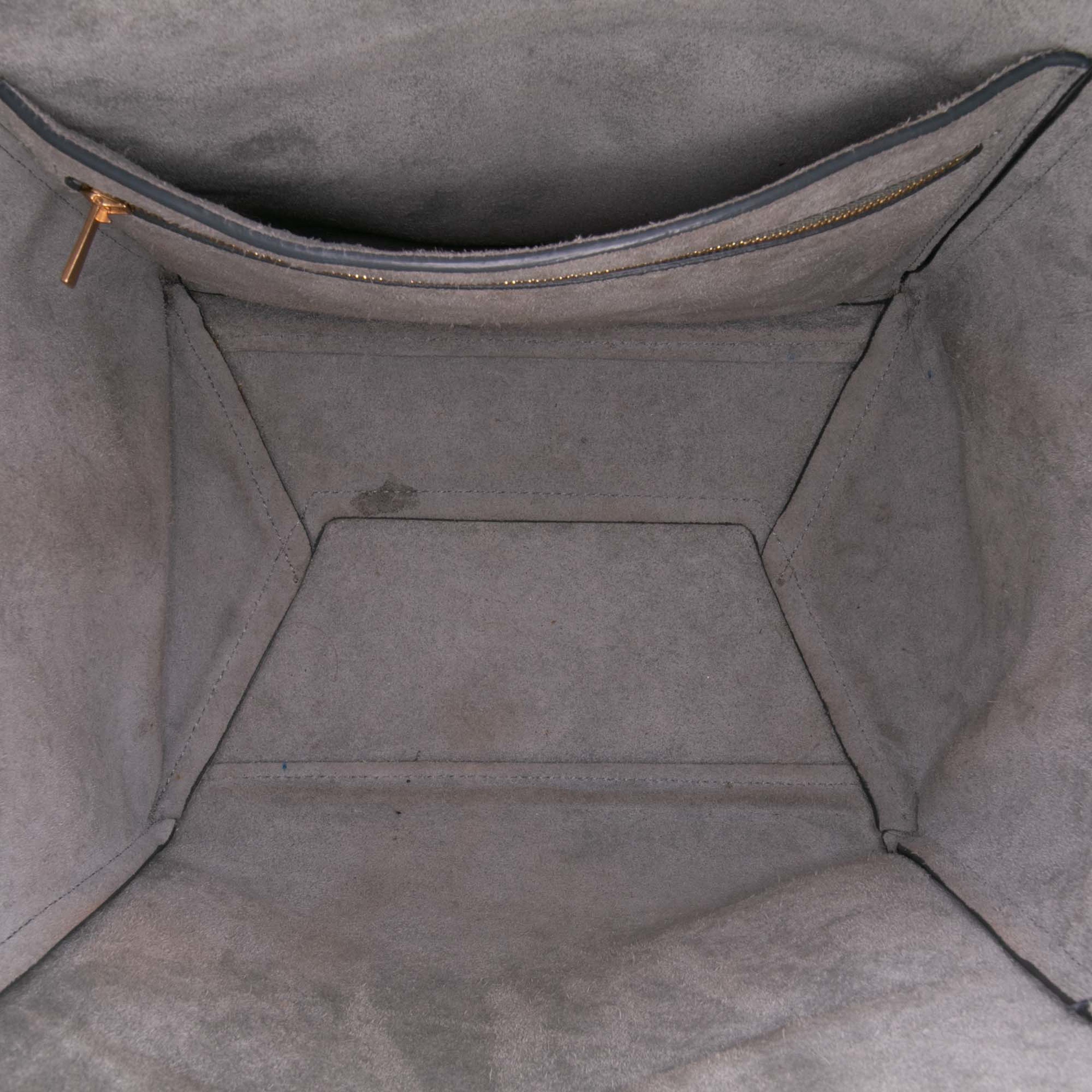 Celine Medium Leather Seau Sangle Bucket Bag, från Luxclusif, i färgen gray. Klicka för att öppna bilden i stort format