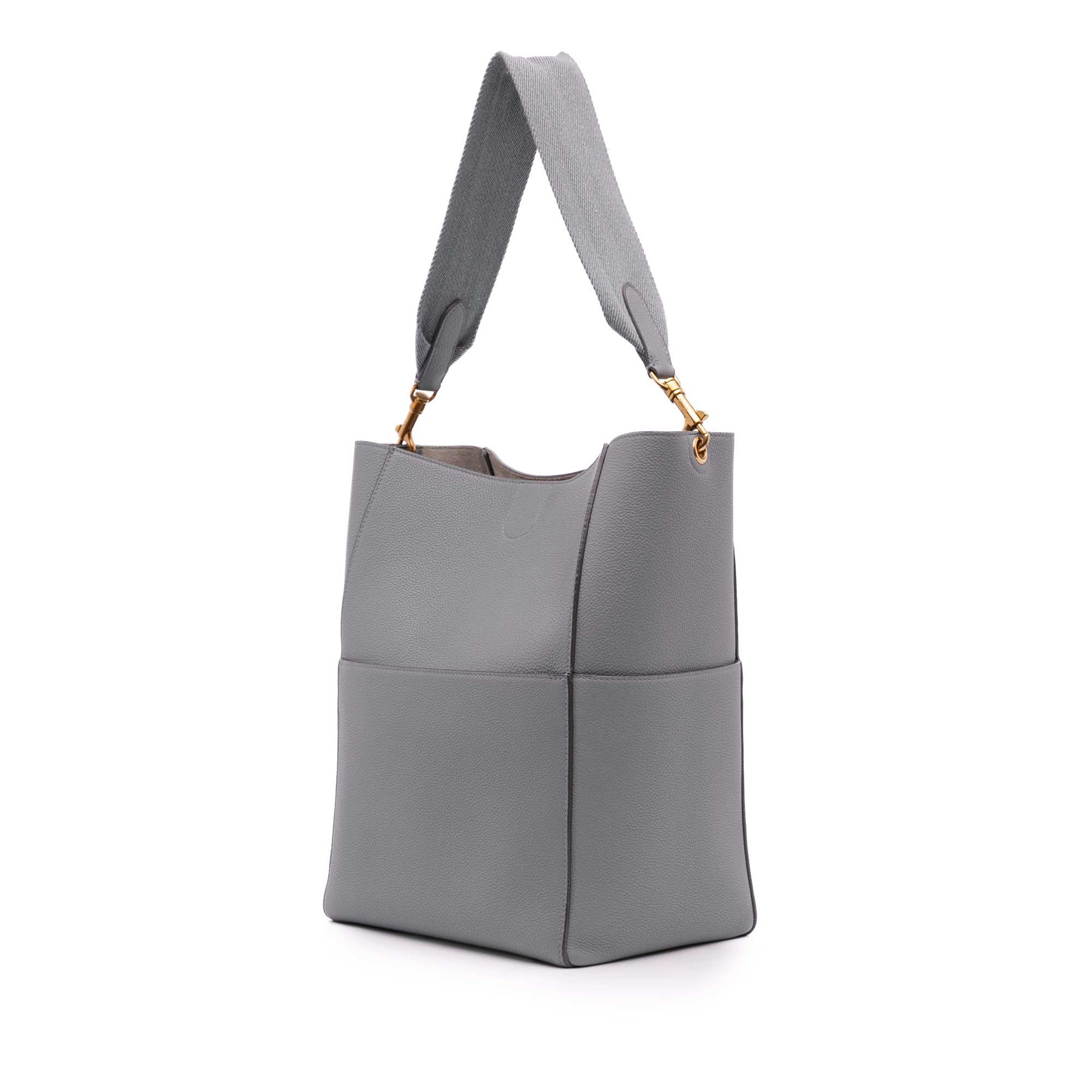 Celine Medium Leather Seau Sangle Bucket Bag, från Luxclusif, i färgen gray. Klicka för att öppna bilden i stort format