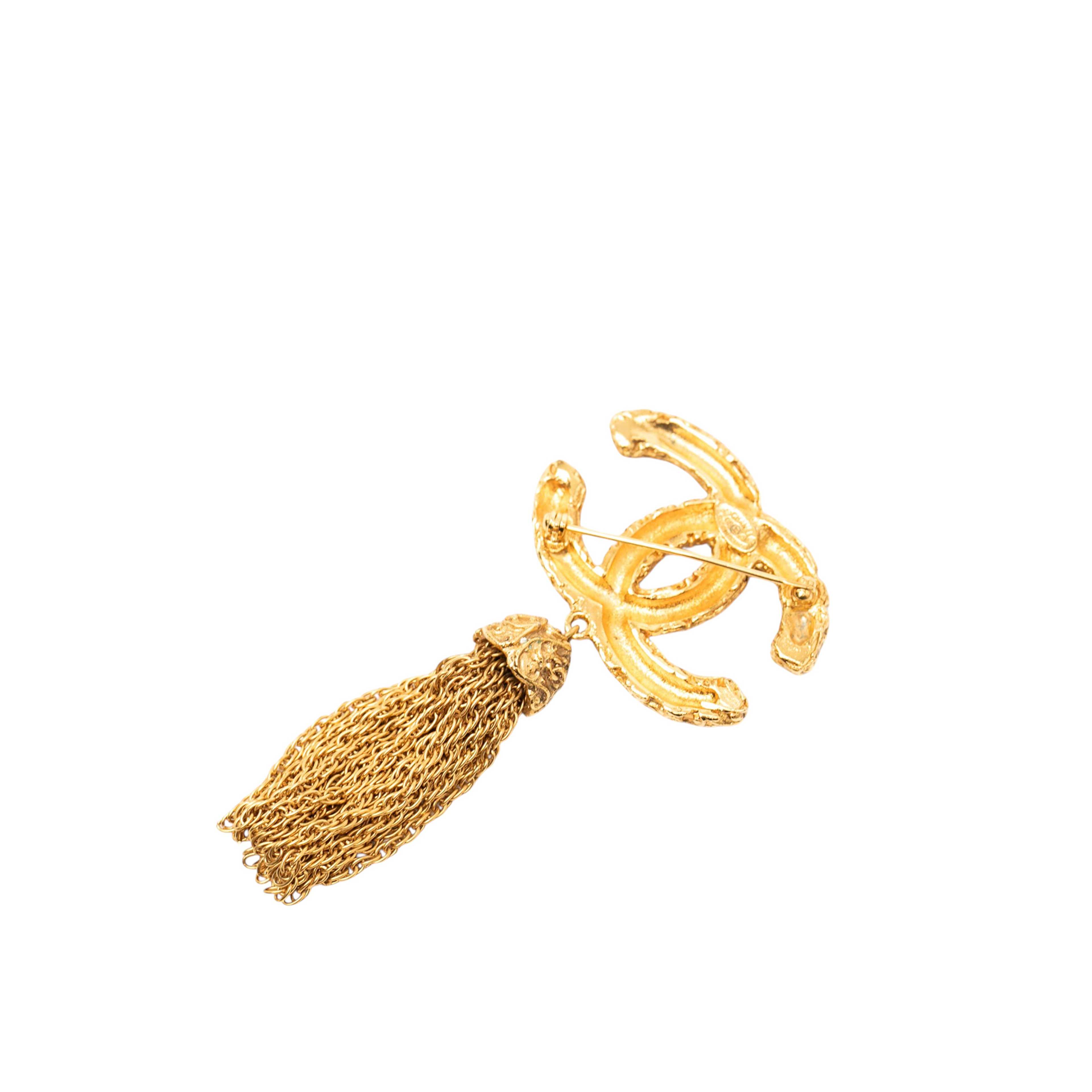 Chanel Cc Gold Plated Tassel Lava Fringe Brooch, från Luxclusif, i färgen gold. Klicka för att öppna bilden i stort format