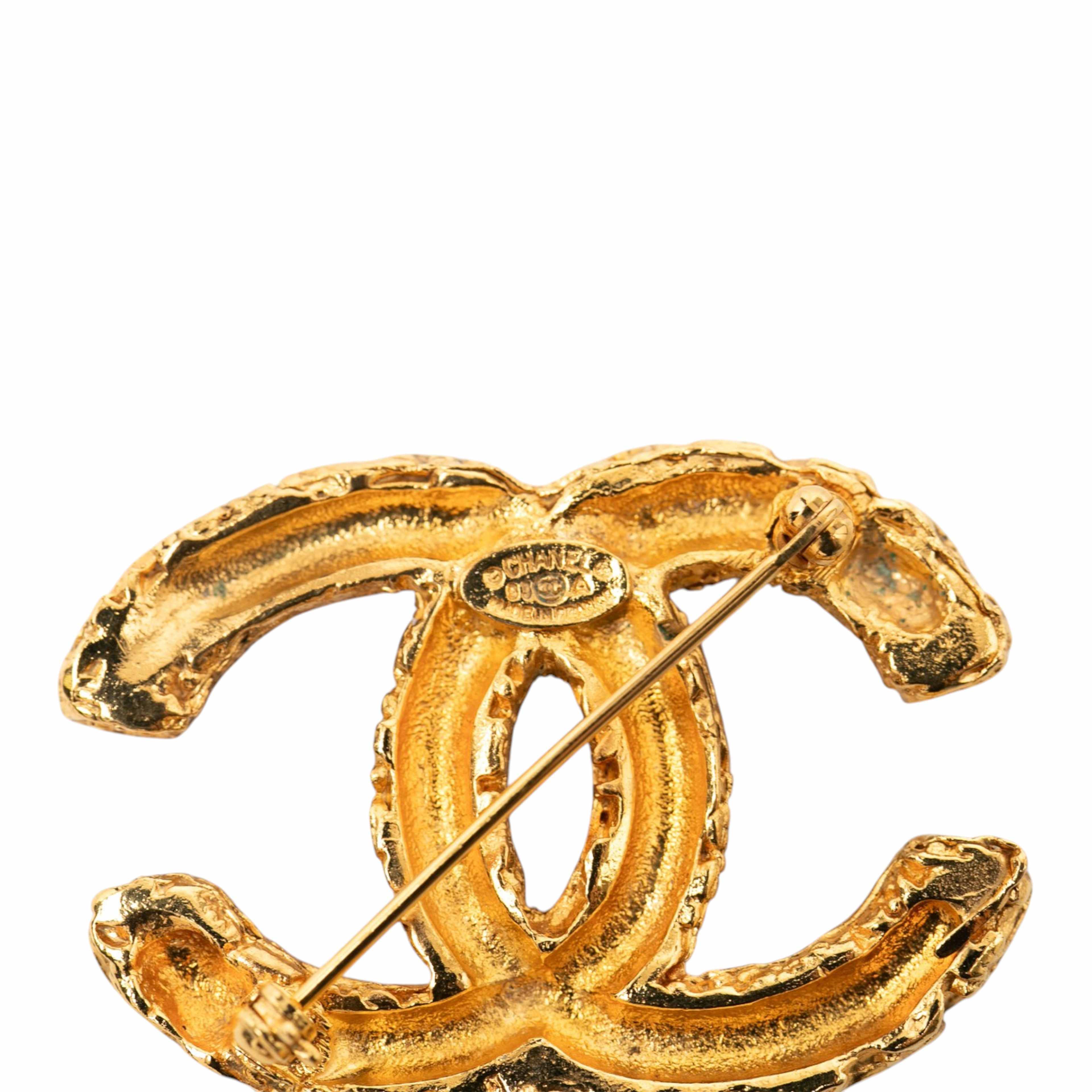 Chanel Cc Gold Plated Tassel Lava Fringe Brooch, från Luxclusif, i färgen gold. Klicka för att öppna bilden i stort format