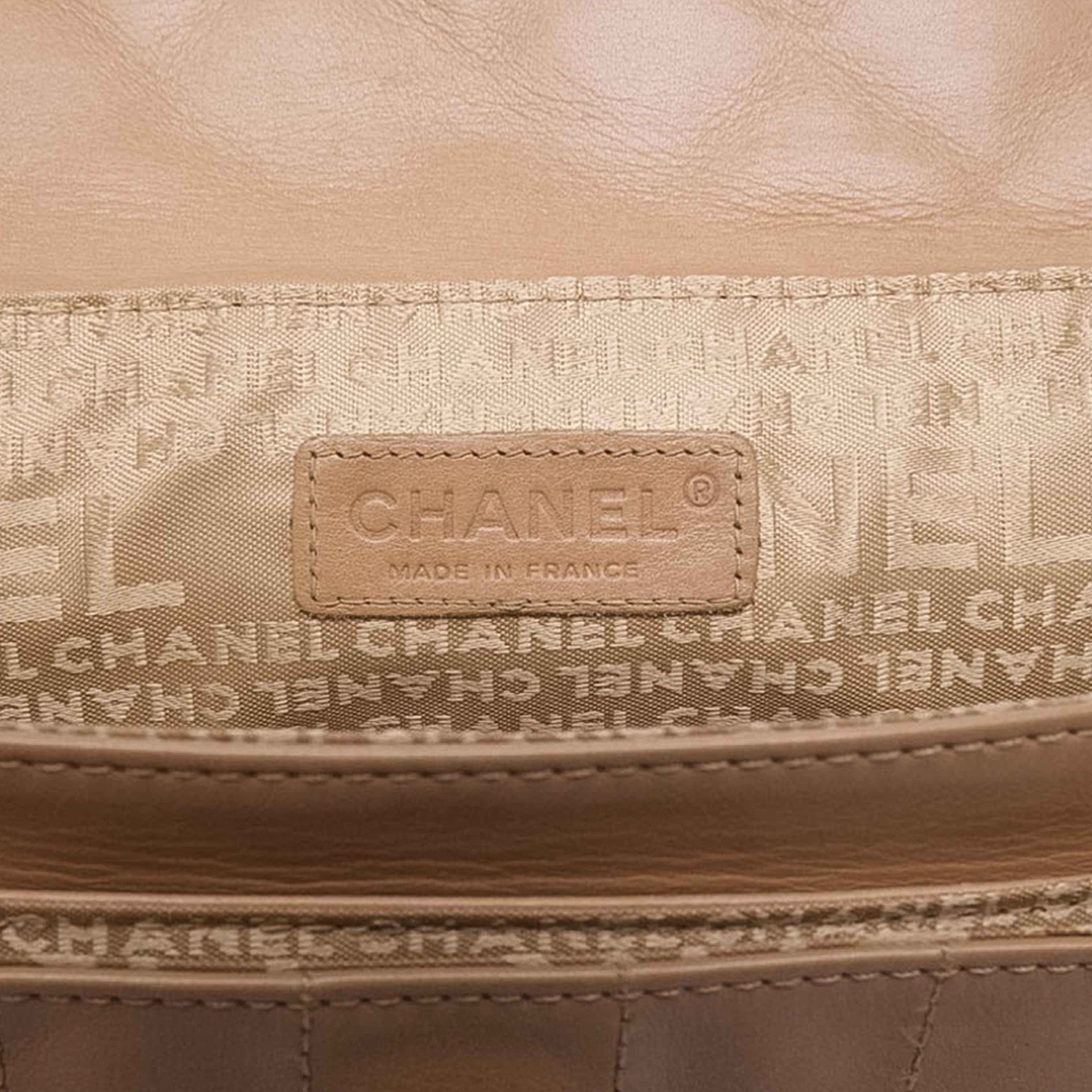 Chanel Quilted Lambskin Mademoiselle Lock Accordion Flap, från Luxclusif, i färgen brun. Klicka för att öppna bilden i stort format