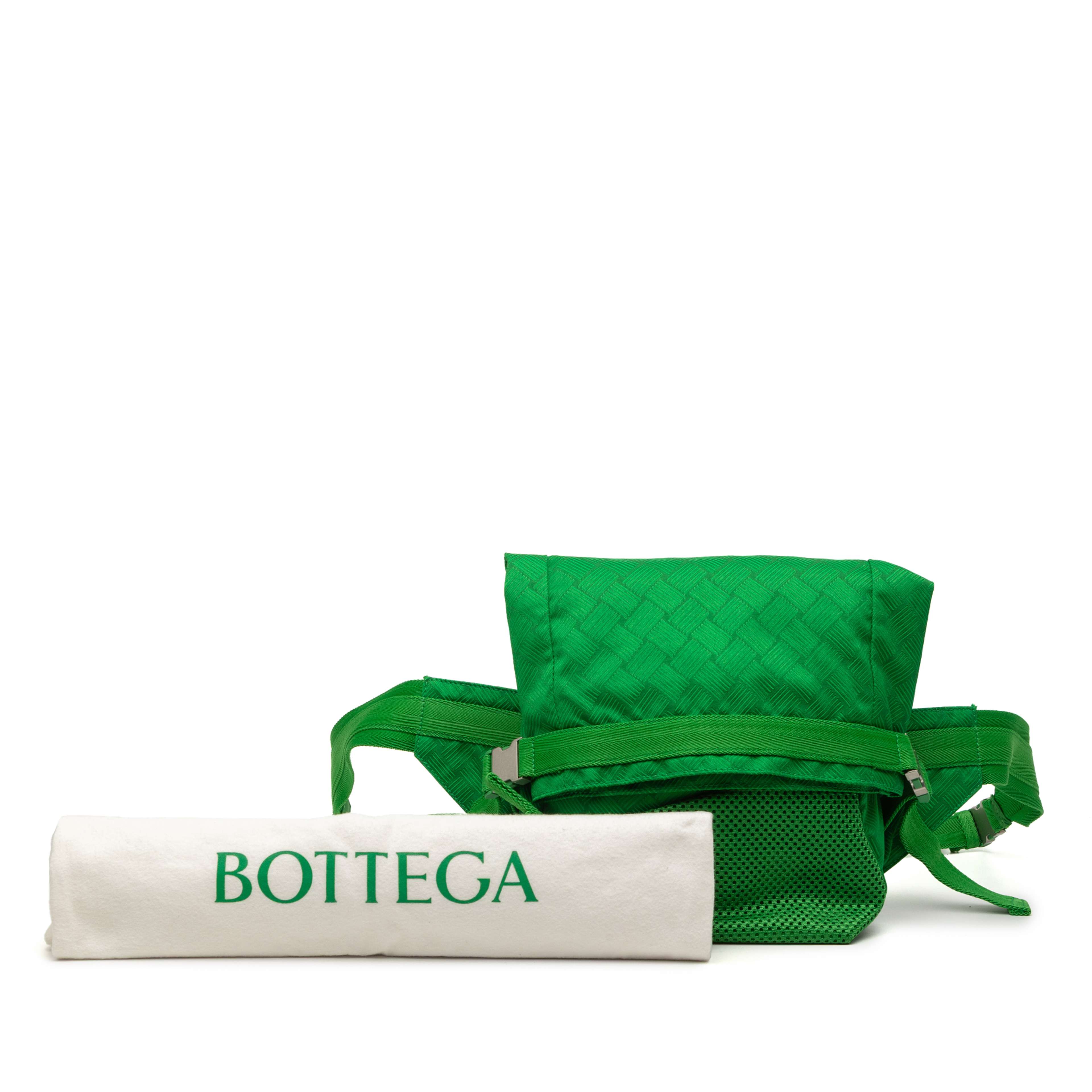 Bottega Veneta Nylon And Mesh Intrecciato Belt Bag, från Luxclusif, i färgen grön. Klicka för att öppna bilden i stort format