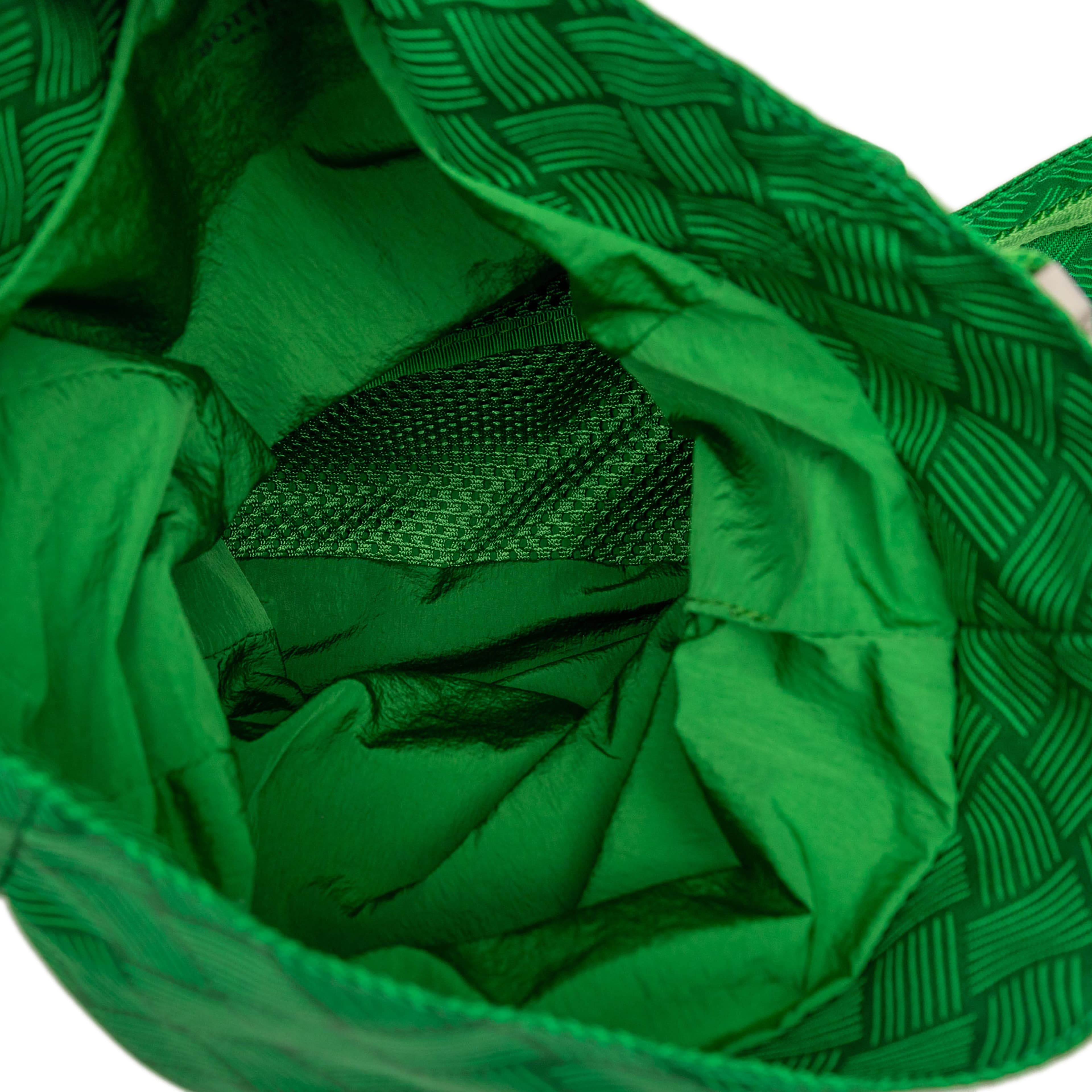 Bottega Veneta Nylon And Mesh Intrecciato Belt Bag, från Luxclusif, i färgen green. Klicka för att öppna bilden i stort format