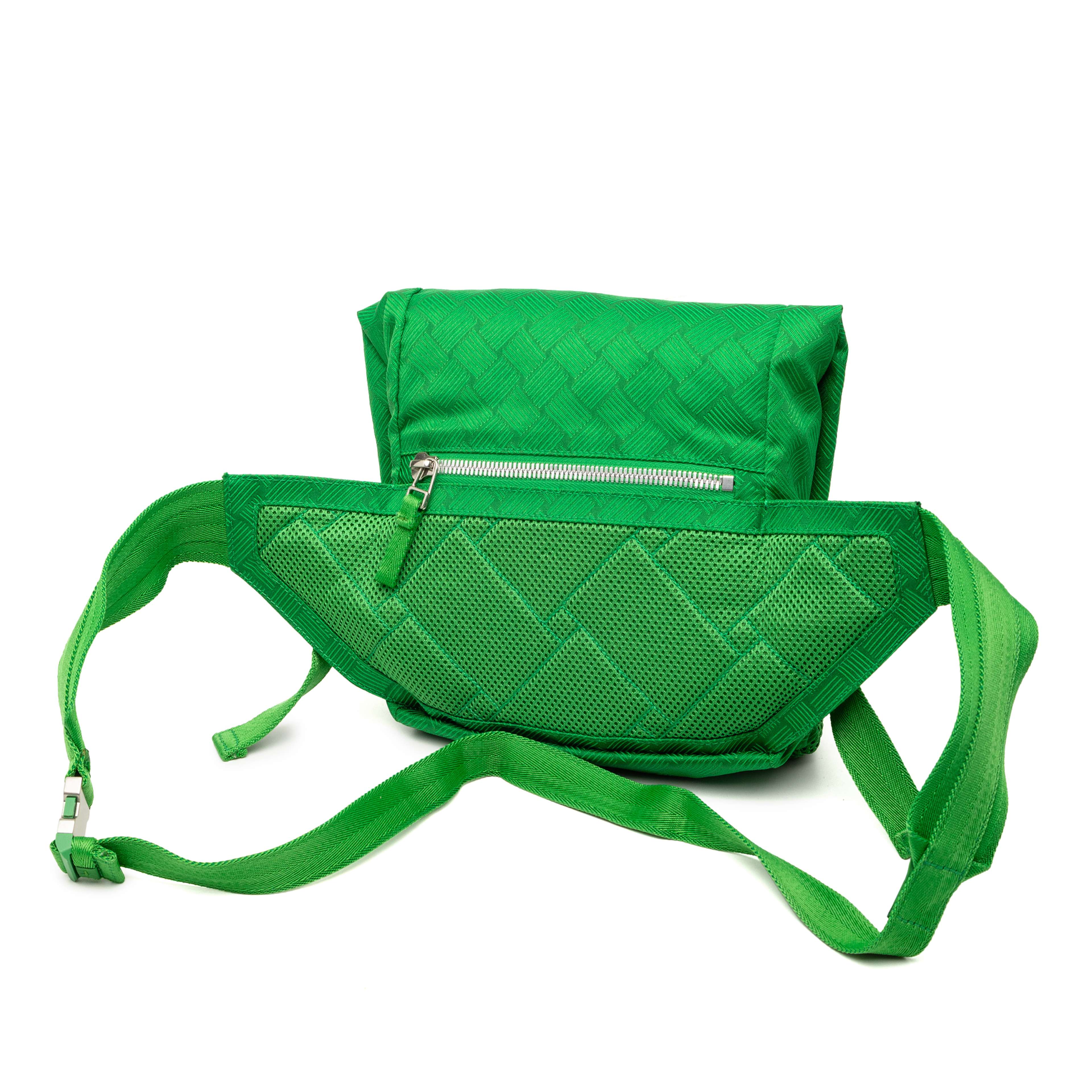 Bottega Veneta Nylon And Mesh Intrecciato Belt Bag, från Luxclusif, i färgen green. Klicka för att öppna bilden i stort format