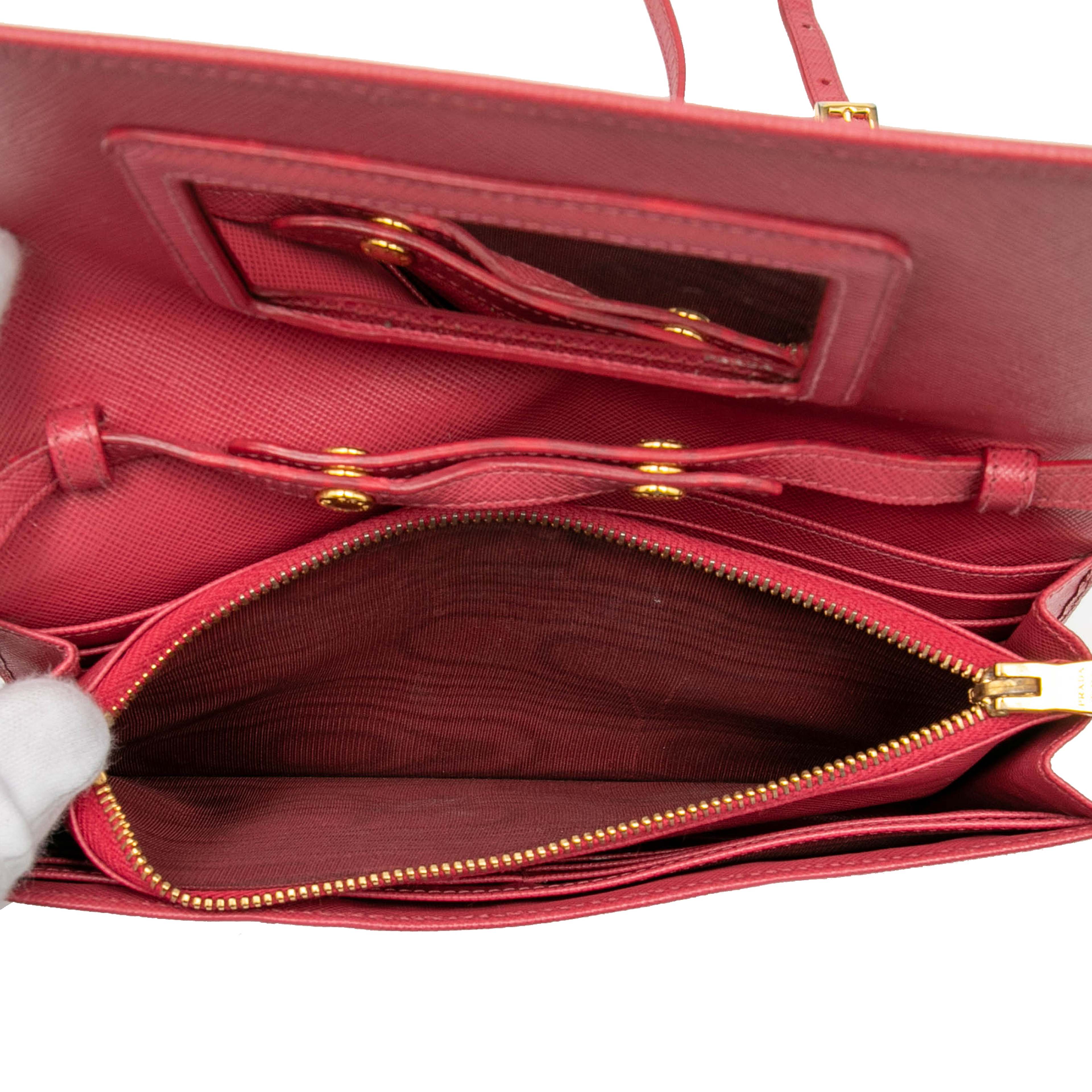 Prada Saffiano Wallet On Strap, från Luxclusif, i färgen red. Klicka för att öppna bilden i stort format