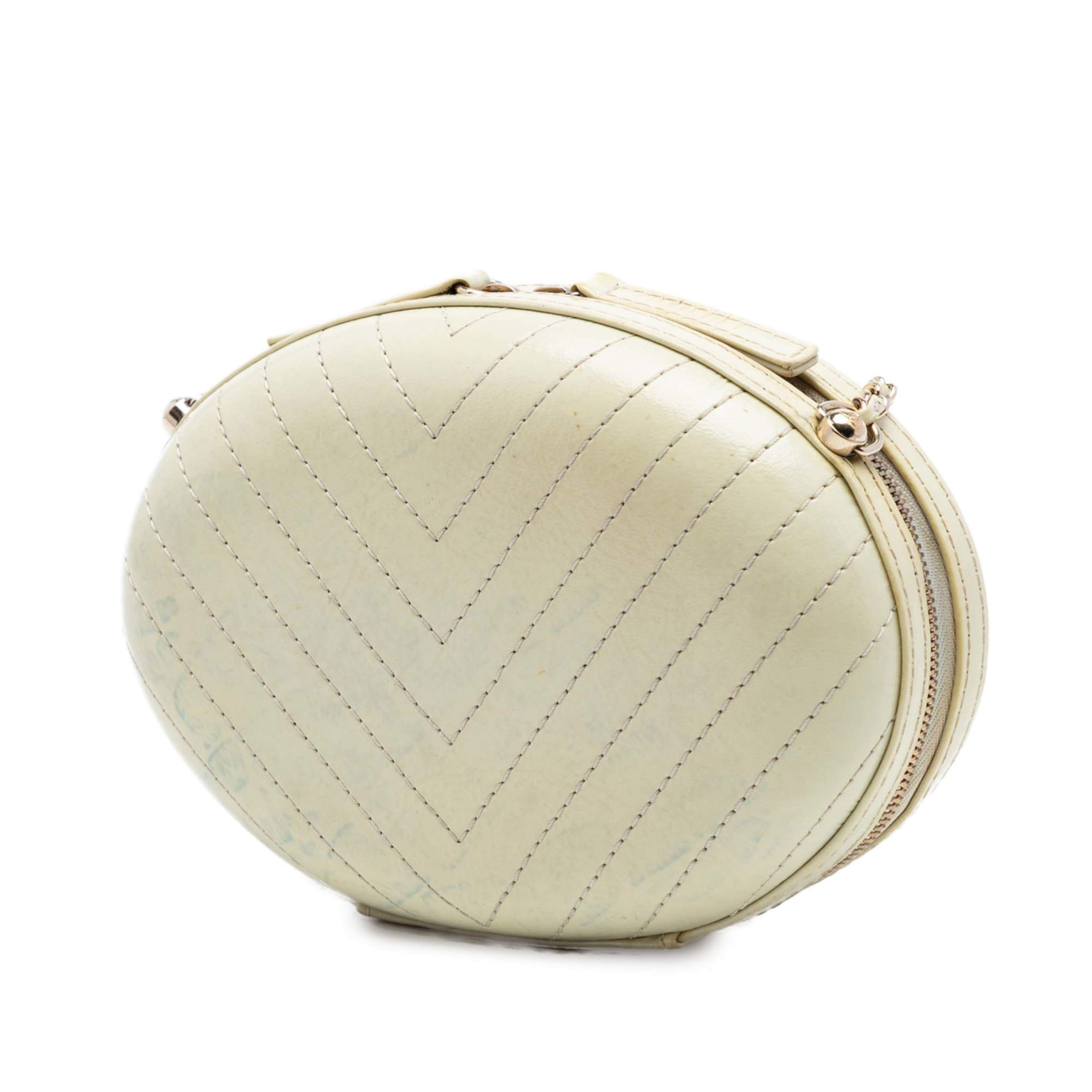 Chanel Chevron Stitched Calfskin La Pausa Evening Bag, från Luxclusif, i färgen vit. Klicka för att öppna bilden i stort format