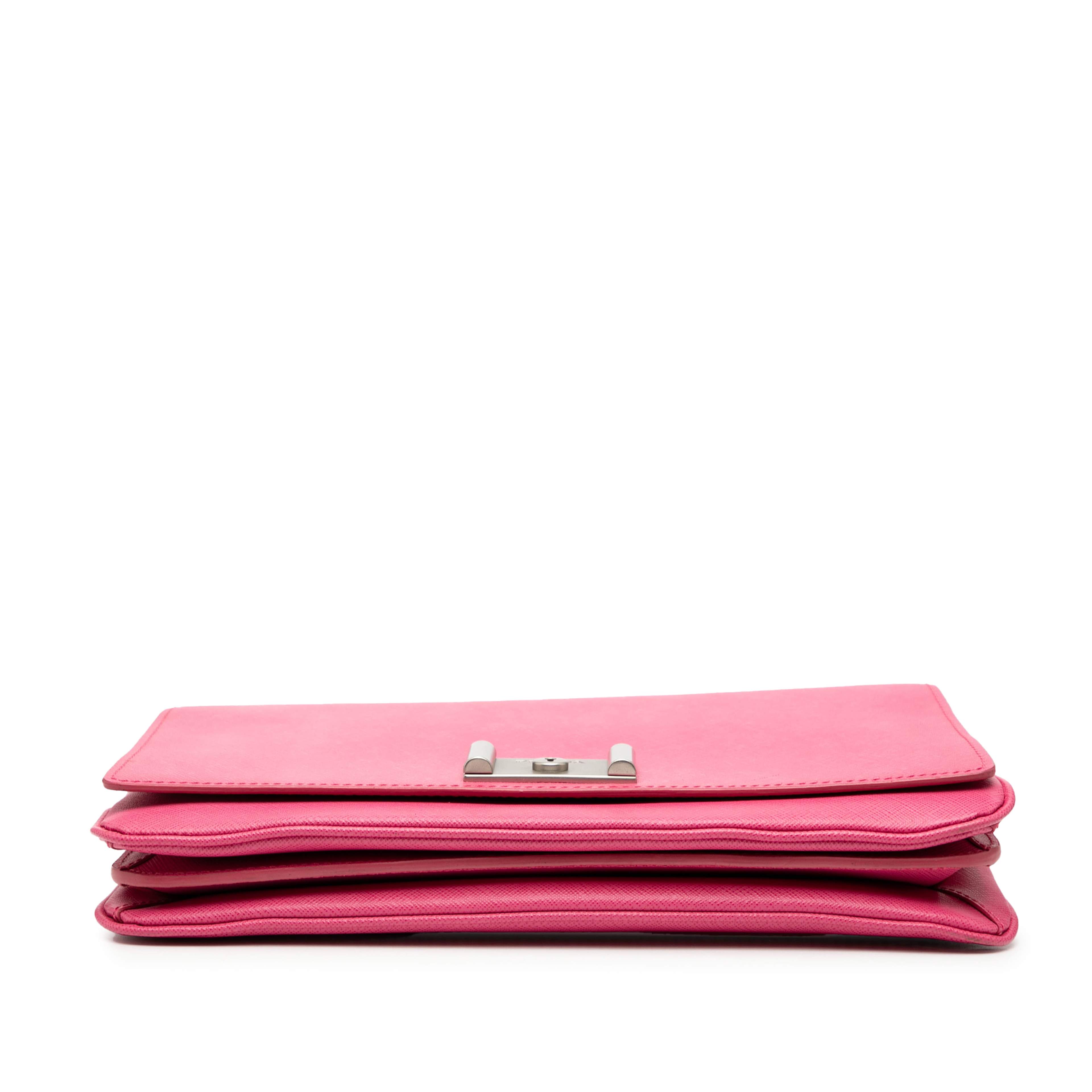 Prada Saffiano Lux Lock Chain Flap, från Luxclusif, i färgen rosa. Klicka för att öppna bilden i stort format
