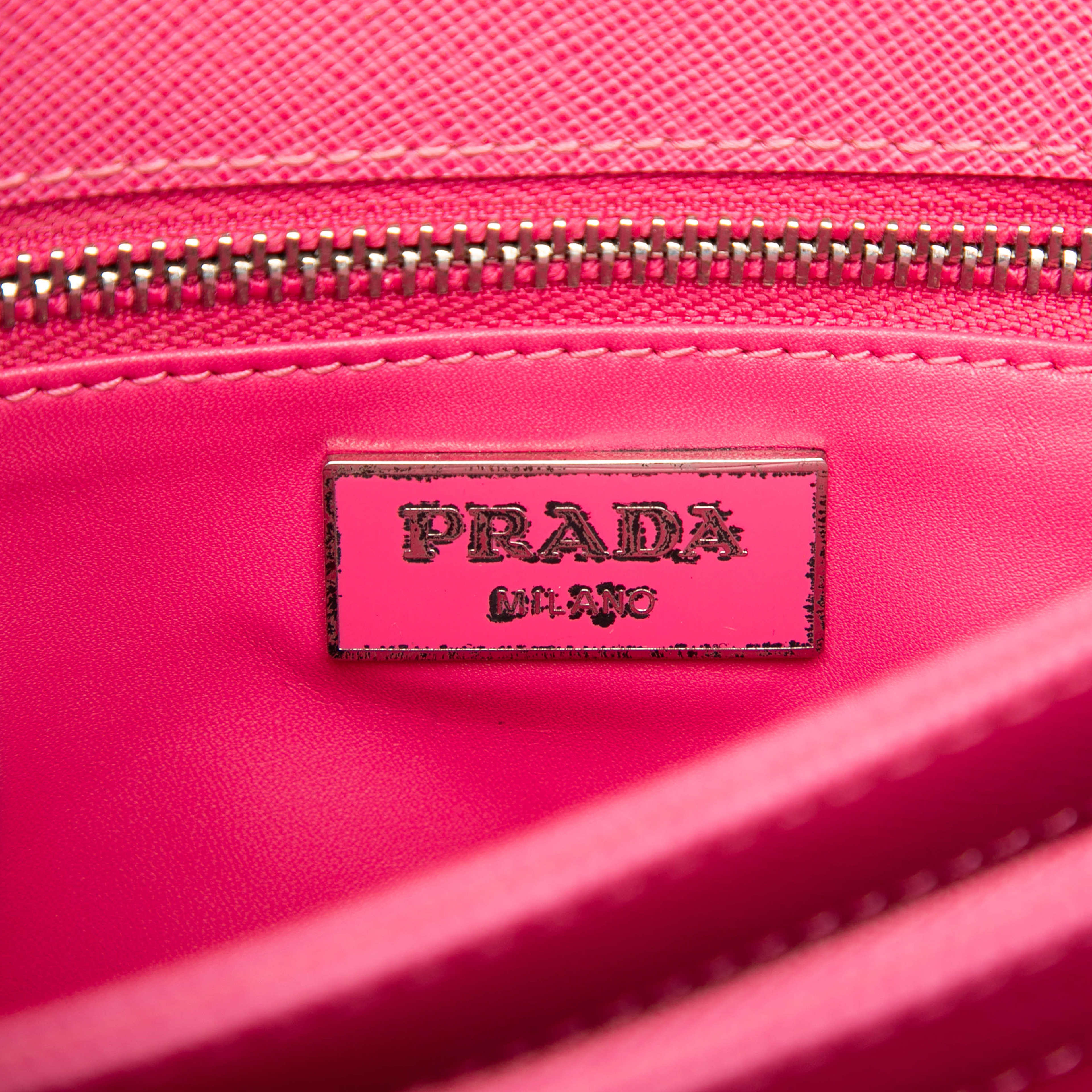 Prada Saffiano Lux Lock Chain Flap, från Luxclusif, i färgen rosa. Klicka för att öppna bilden i stort format