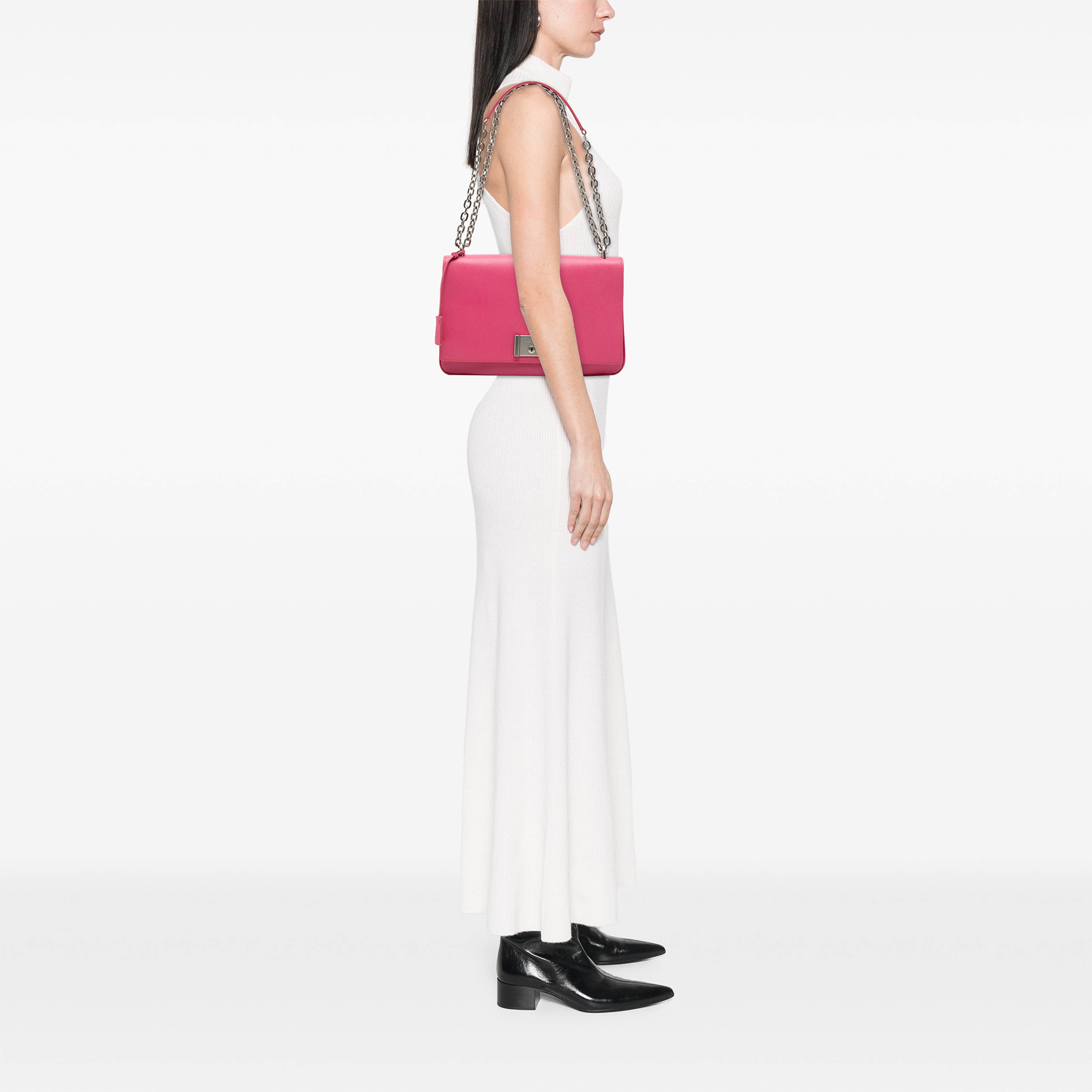 Prada Saffiano Lux Lock Chain Flap, från Luxclusif, i färgen rosa. Klicka för att öppna bilden i stort format