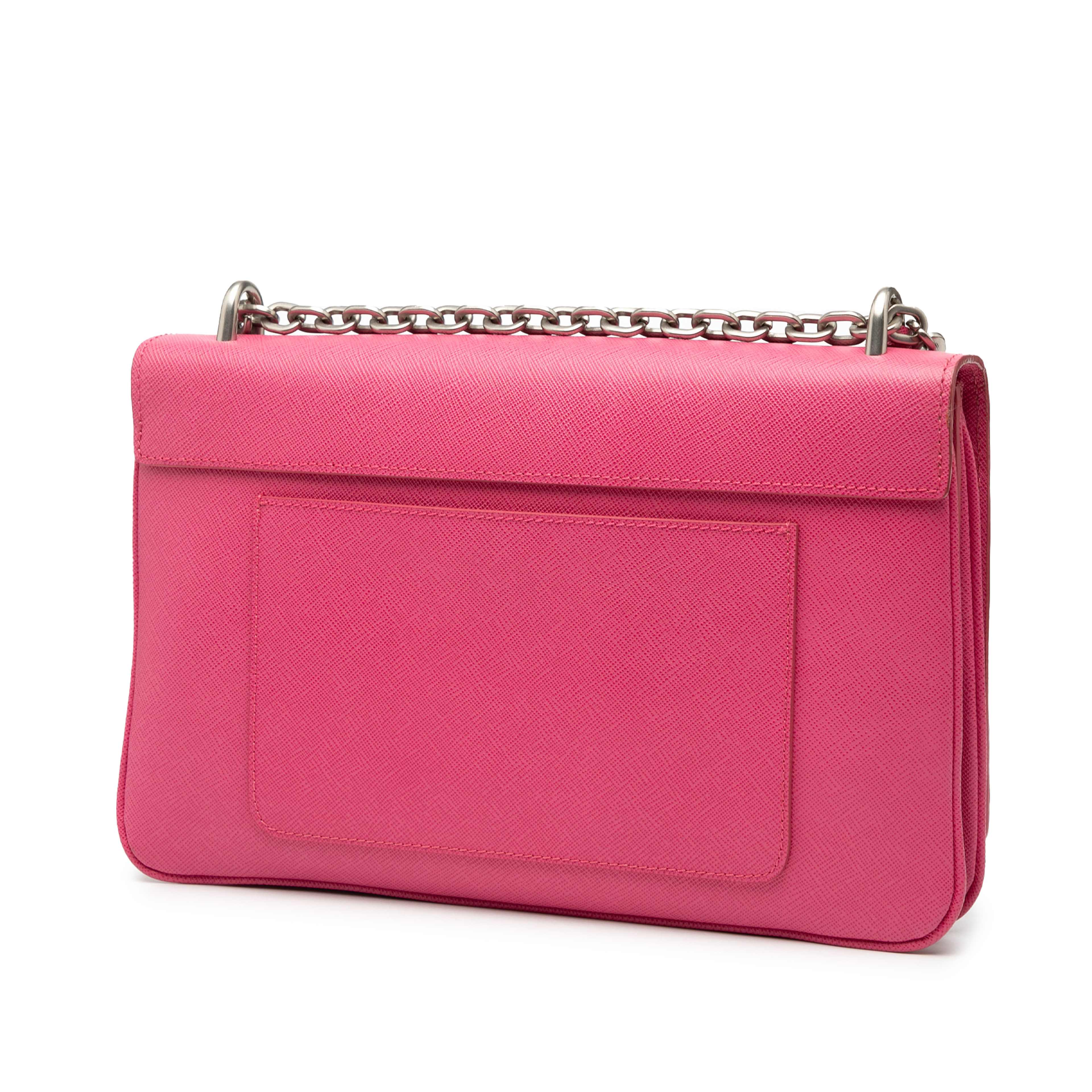 Prada Saffiano Lux Lock Chain Flap, från Luxclusif, i färgen pink. Klicka för att öppna bilden i stort format