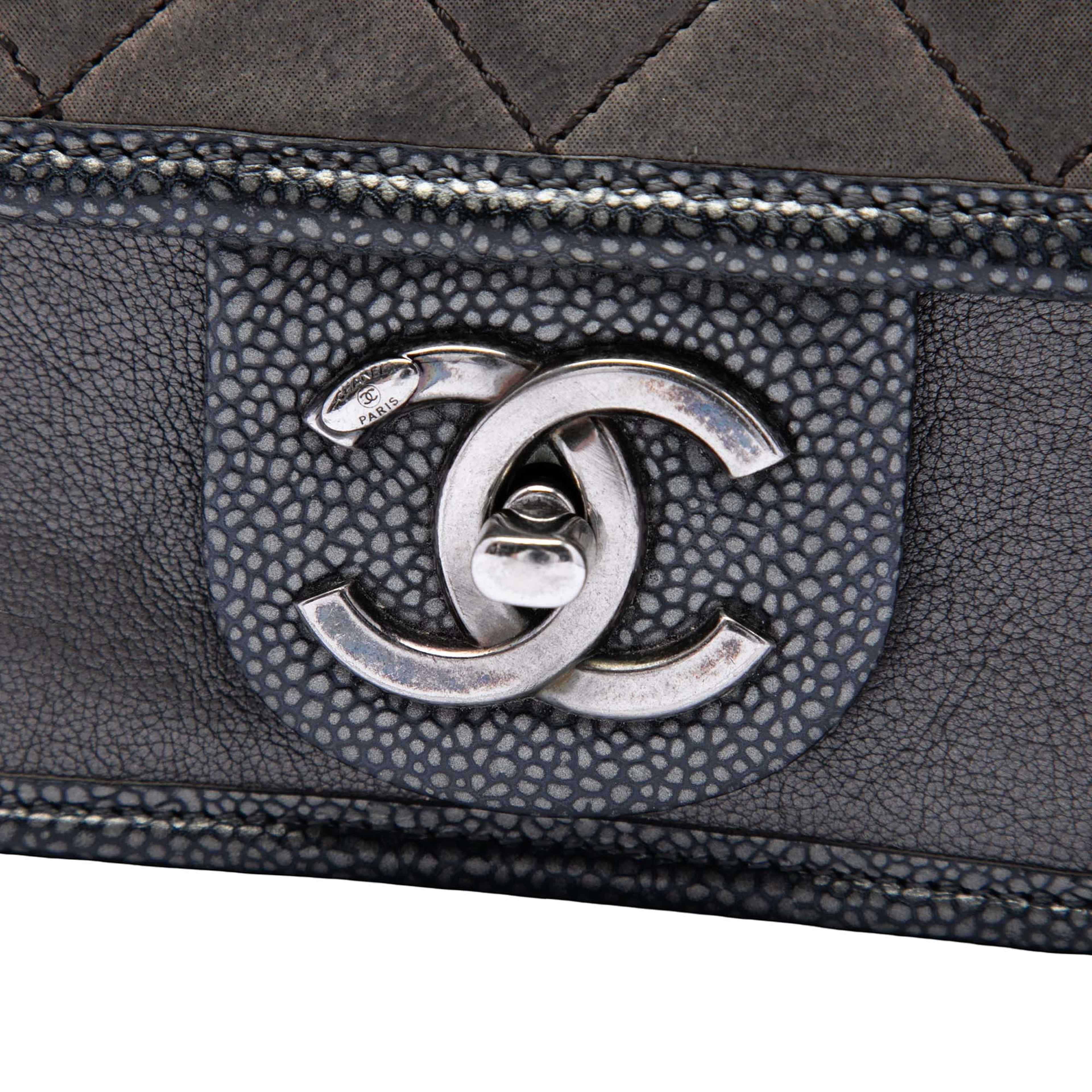 Chanel Paris Bombay Mini Quilted Iridescent Calfskin Back To School Single Flap, från Luxclusif, i färgen grå. Klicka för att öppna bilden i stort format