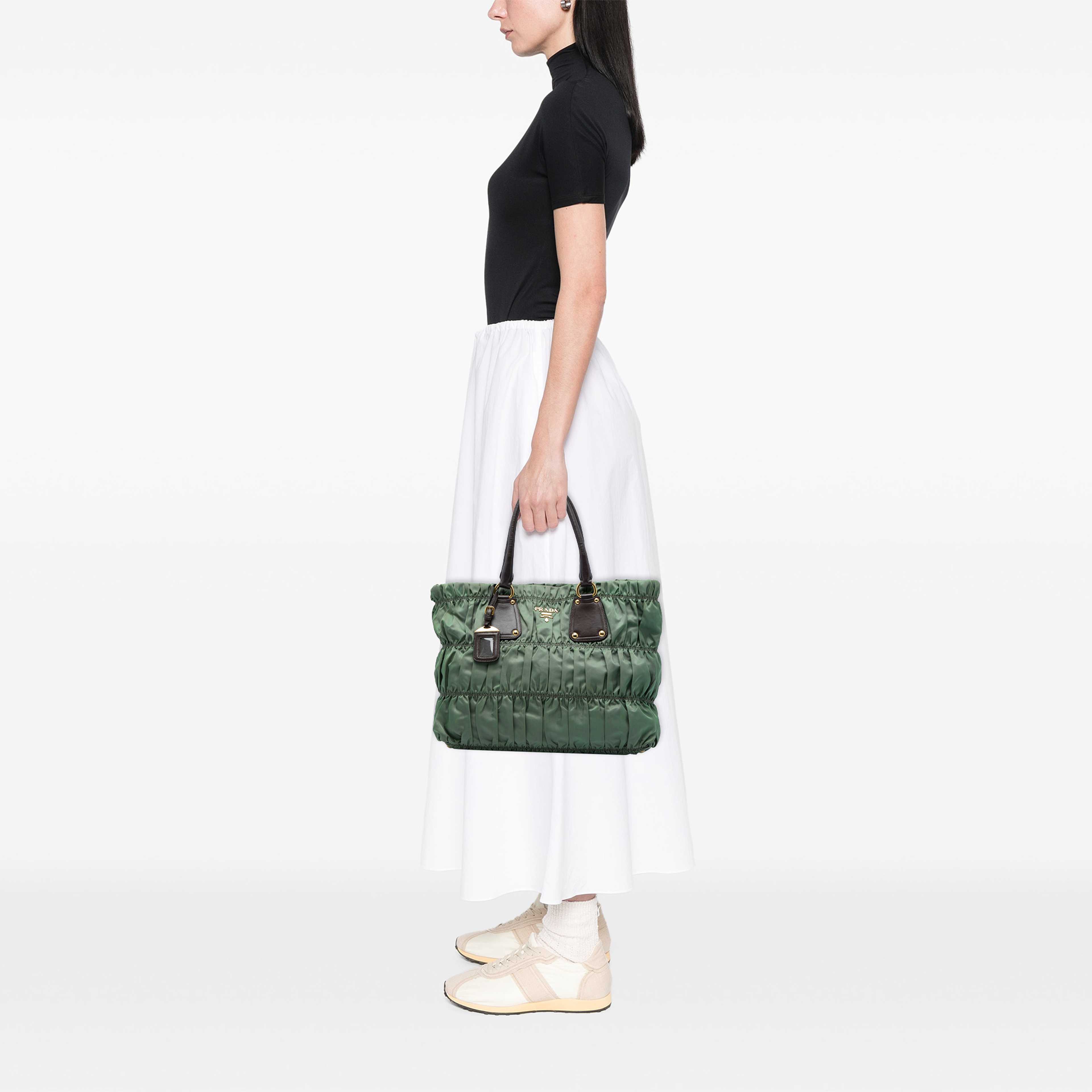 Prada Tessuto Gaufre Tote, från Luxclusif, i färgen grön. Klicka för att öppna bilden i stort format