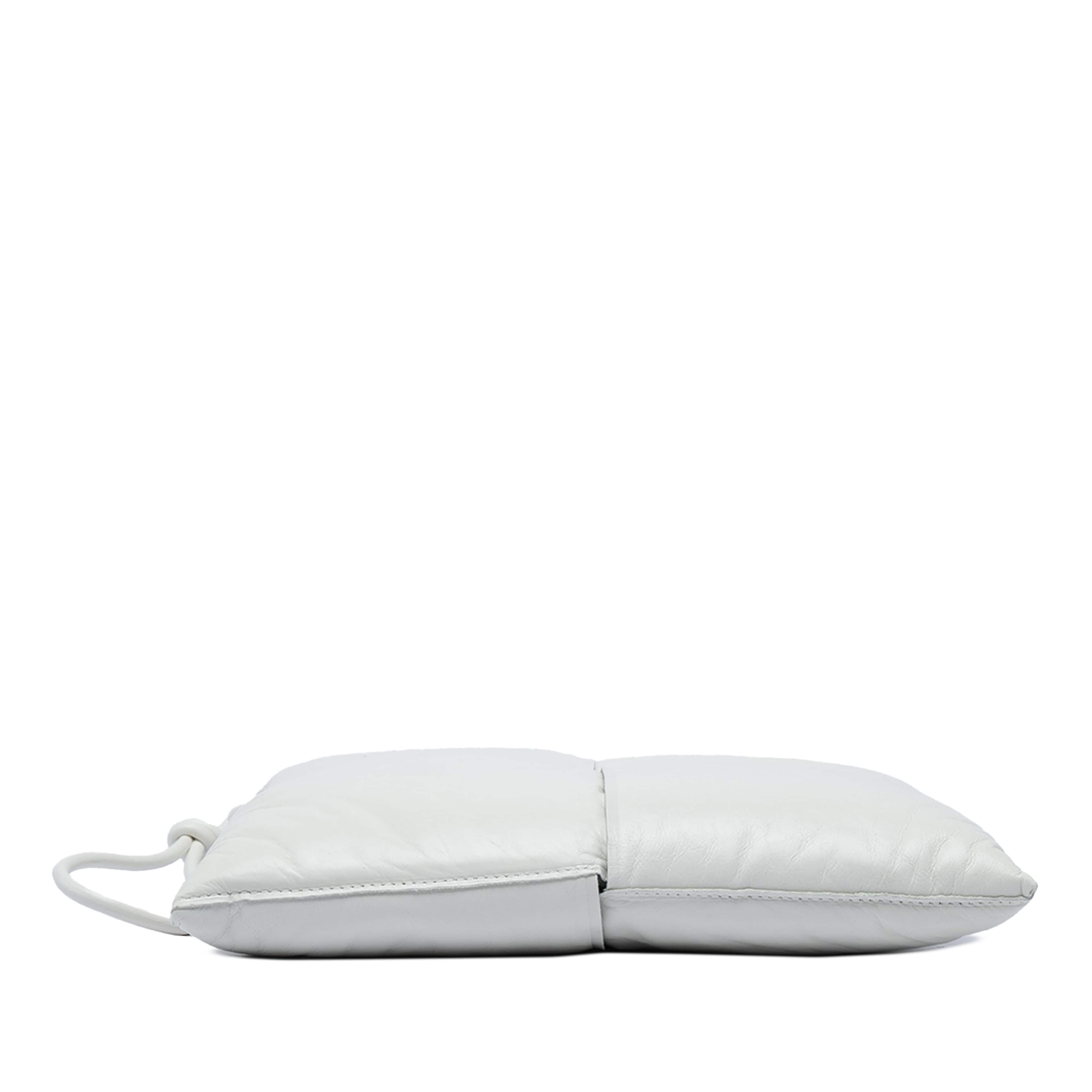 Bottega Veneta Nappa Maxi Intrecciato Padded Square Wristlet Pouch, från Luxclusif, i färgen vit. Klicka för att öppna bilden i stort format