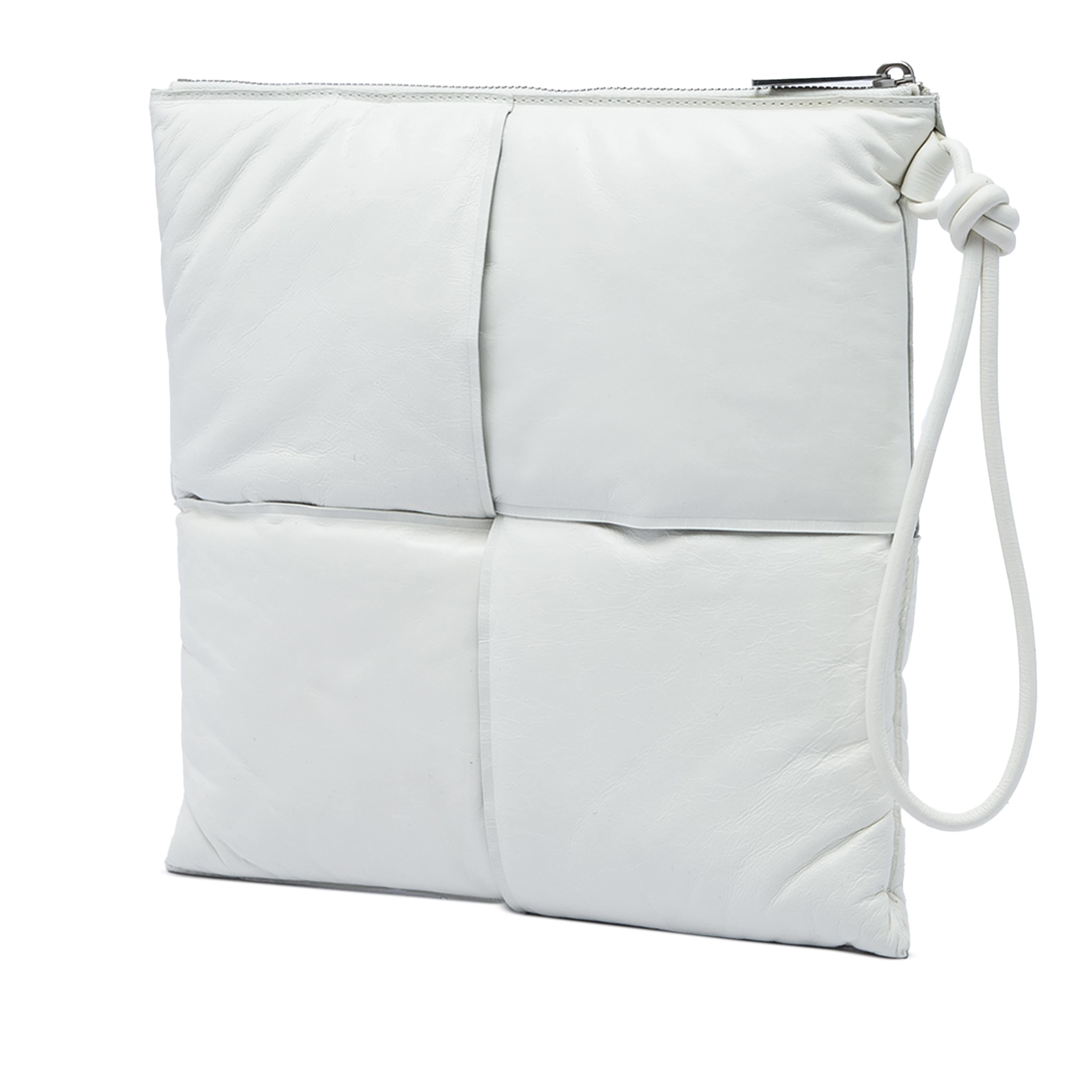 Bottega Veneta Nappa Maxi Intrecciato Padded Square Wristlet Pouch, från Luxclusif, i färgen vit. Klicka för att öppna bilden i stort format