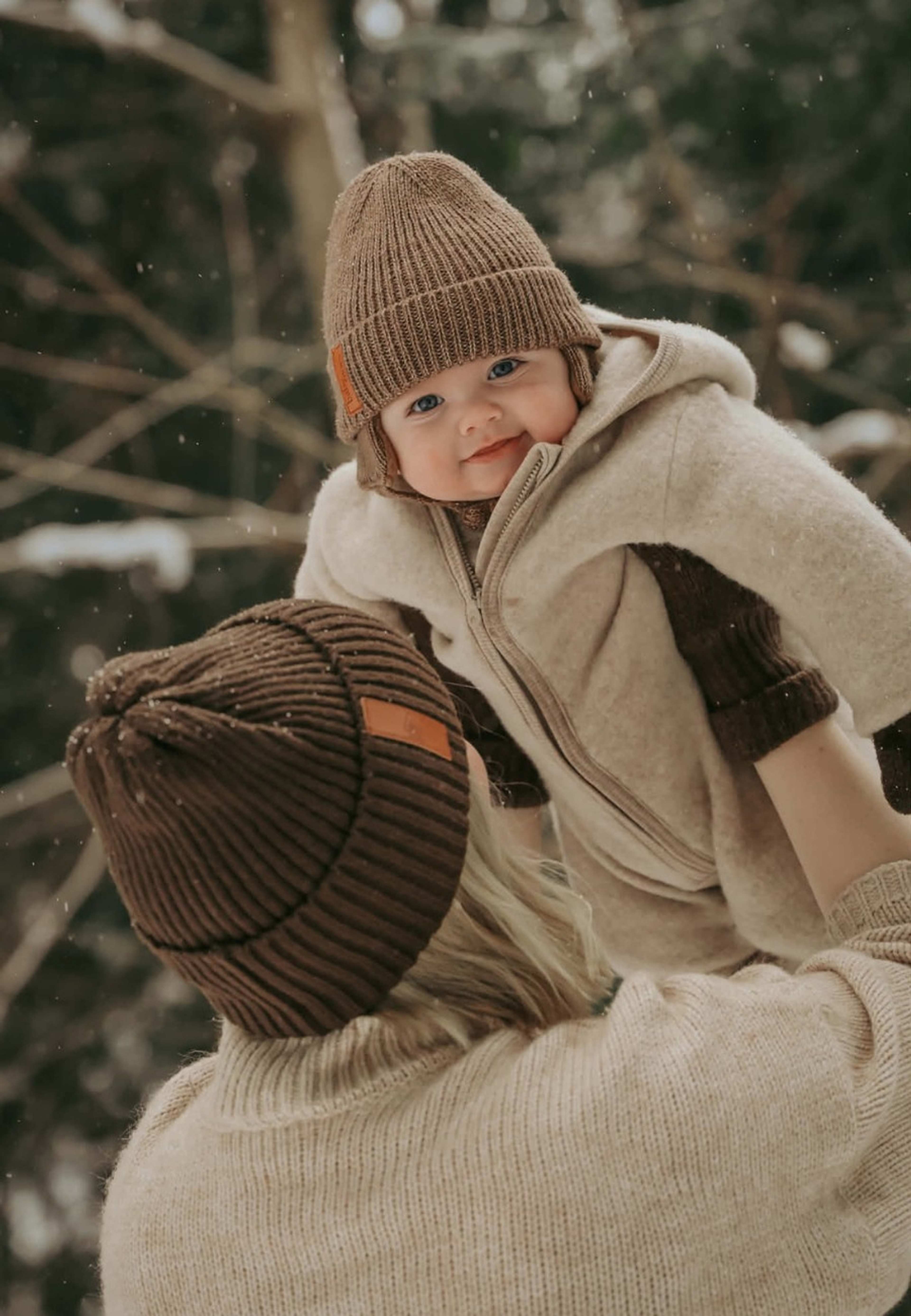 Earflap Beanie, från BabyMocs, i färgen caramel. Klicka för att öppna bilden i stort format