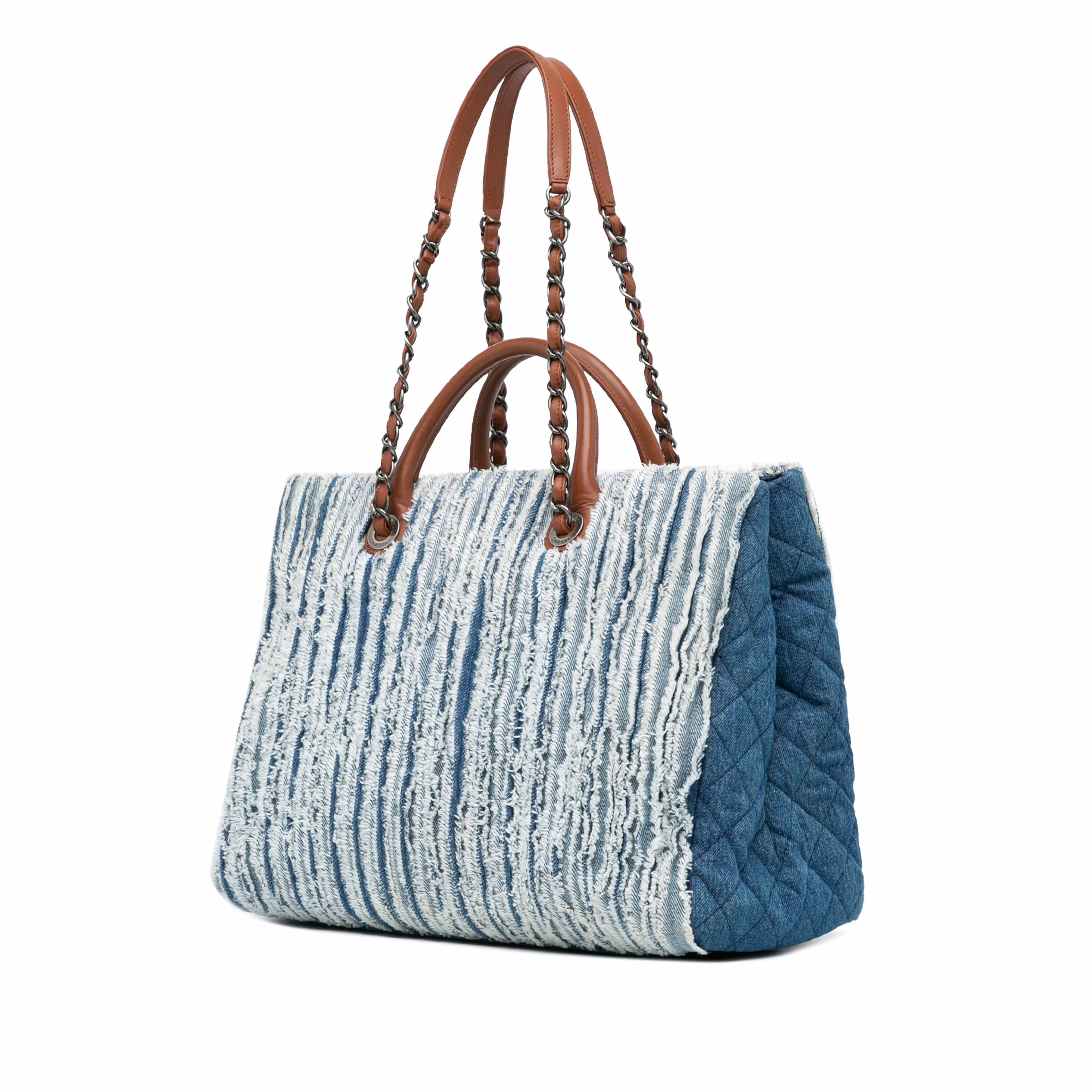 Chanel Large Fringed Denim Shopping Tote, från Luxclusif, i färgen blue. Klicka för att öppna bilden i stort format