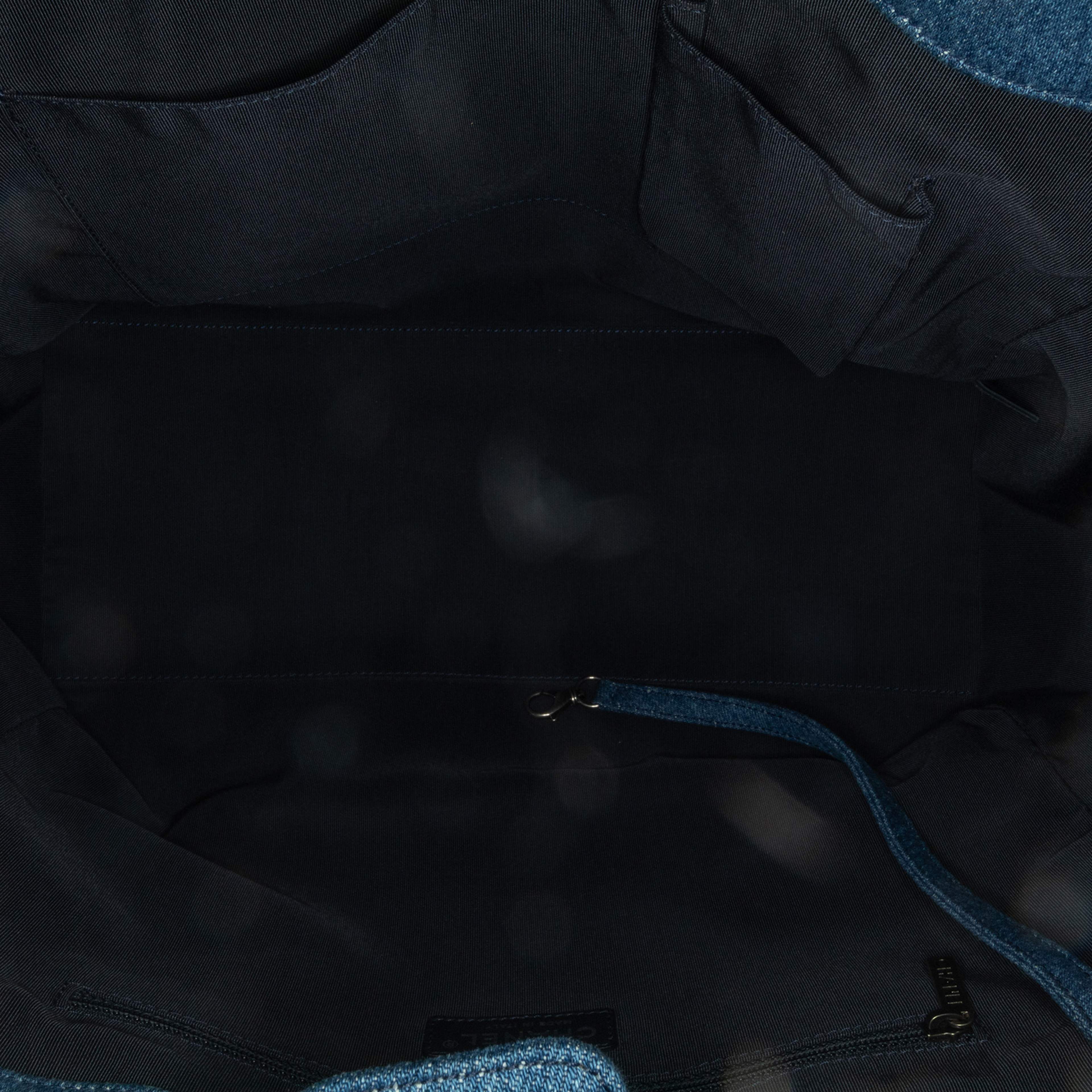 Chanel Large Fringed Denim Shopping Tote, från Luxclusif, i färgen blue. Klicka för att öppna bilden i stort format