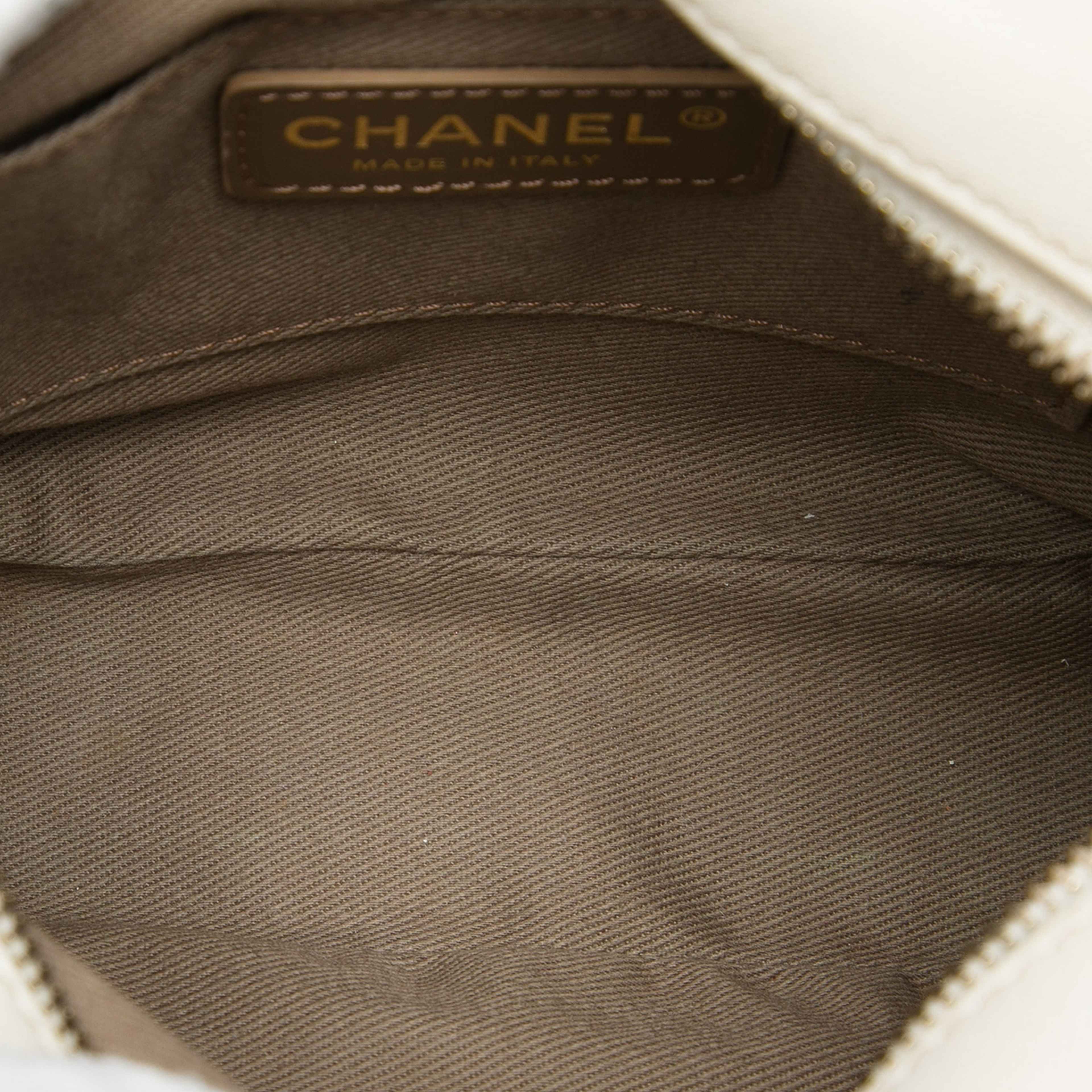 Chanel Small Quilted Goatskin Casual Trip Camera Bag, från Luxclusif, i färgen vit. Klicka för att öppna bilden i stort format