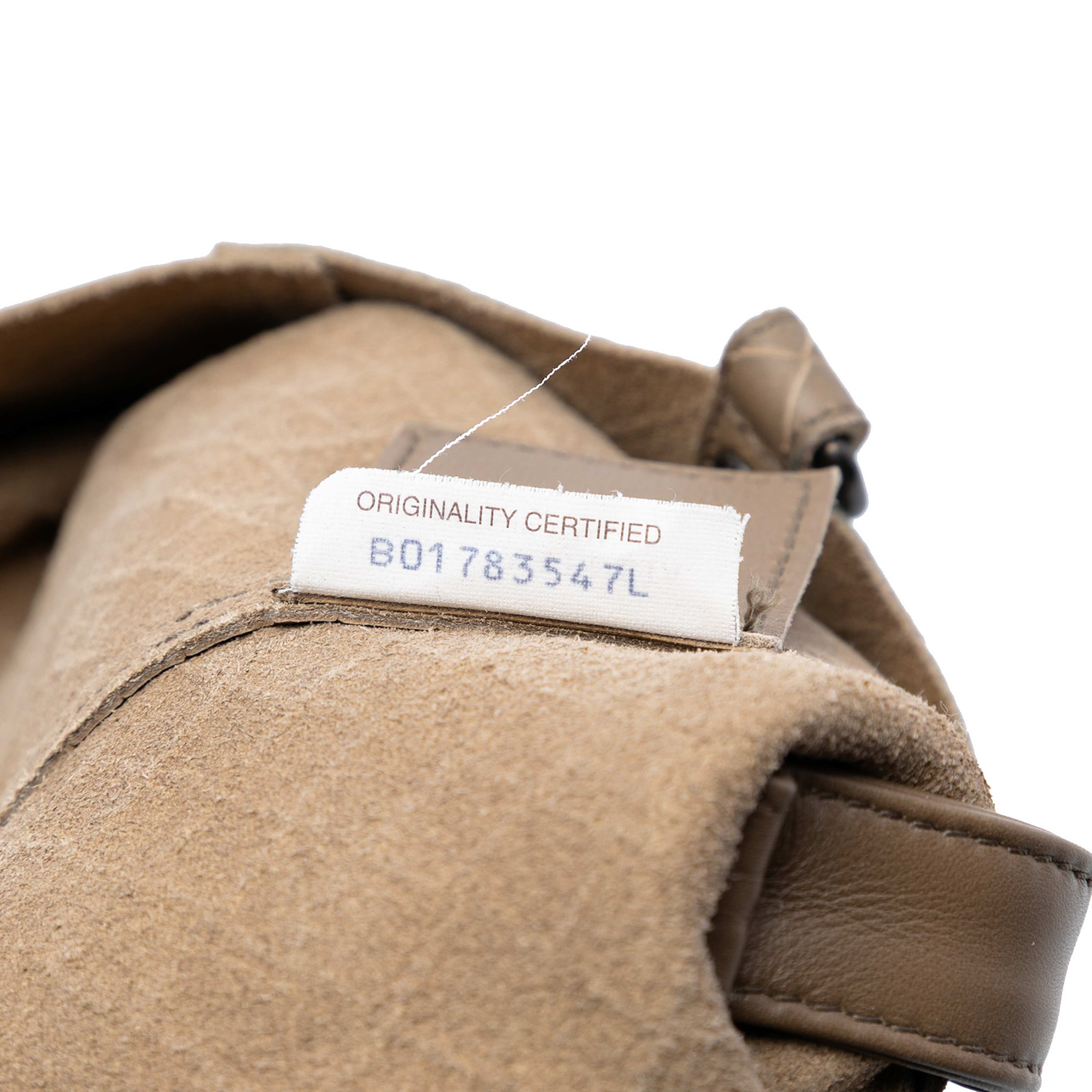 Bottega Veneta Leather Intrecciomirage Crossbody, från Luxclusif, i färgen beige. Klicka för att öppna bilden i stort format