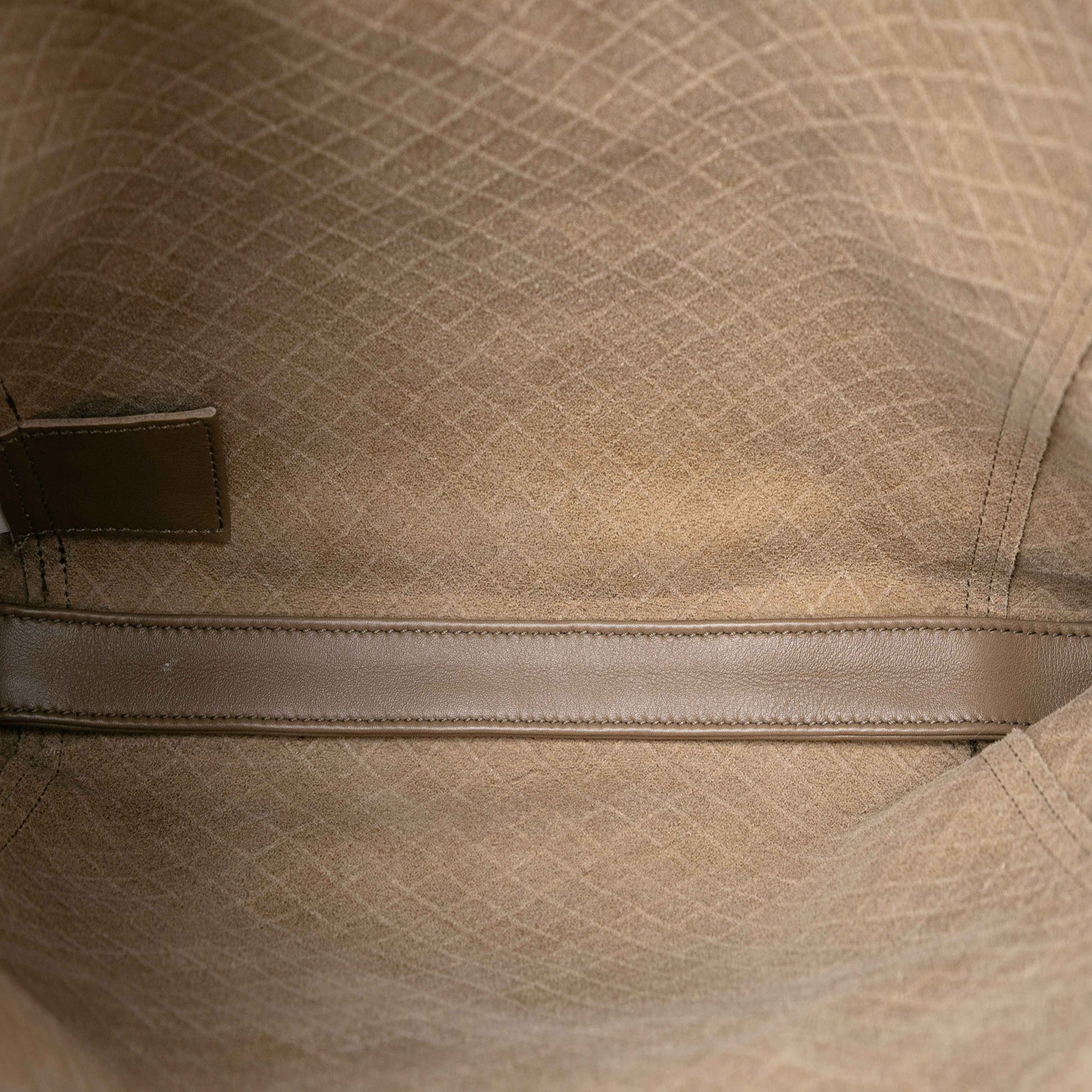 Bottega Veneta Leather Intrecciomirage Crossbody, från Luxclusif, i färgen beige. Klicka för att öppna bilden i stort format