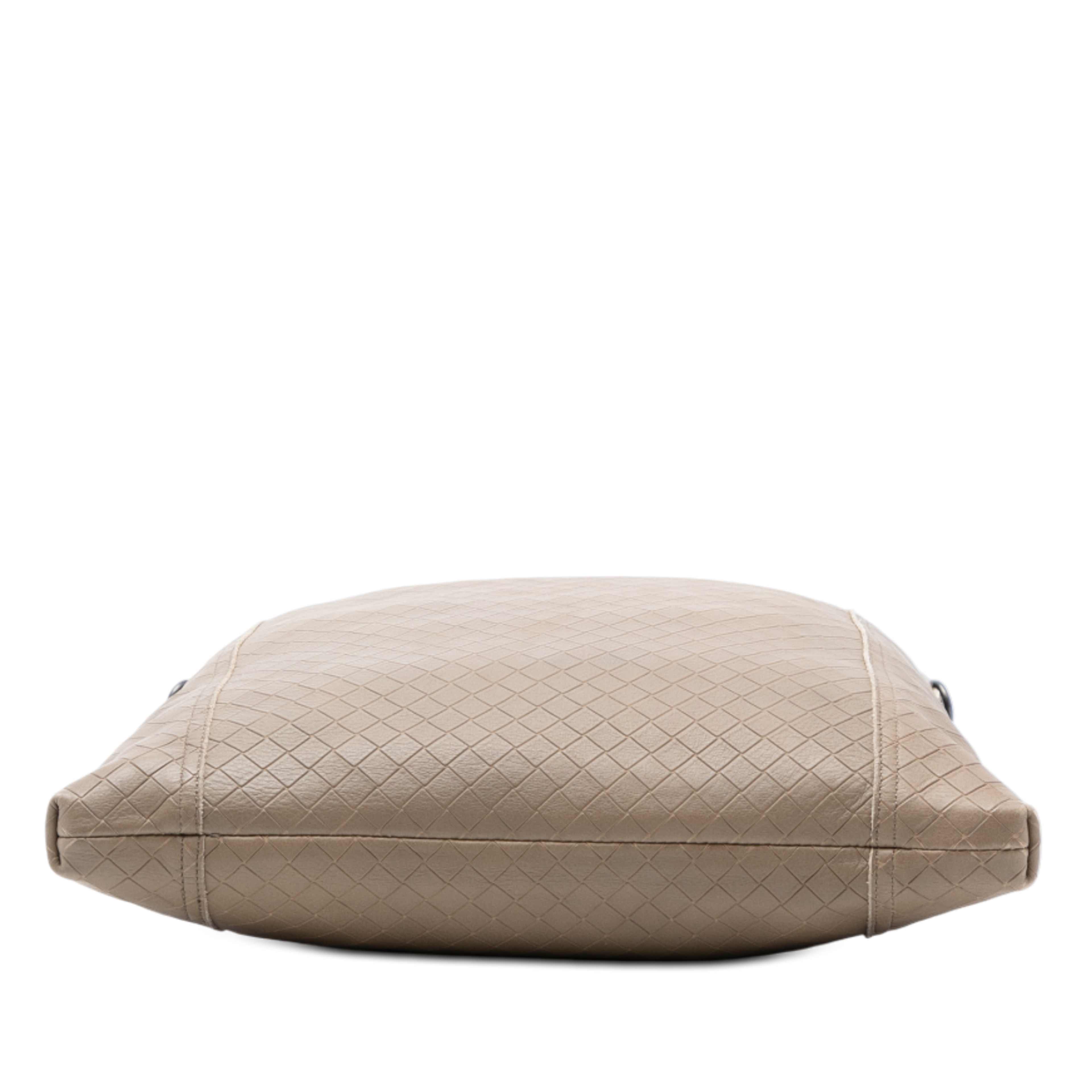 Bottega Veneta Leather Intrecciomirage Crossbody, från Luxclusif, i färgen beige. Klicka för att öppna bilden i stort format