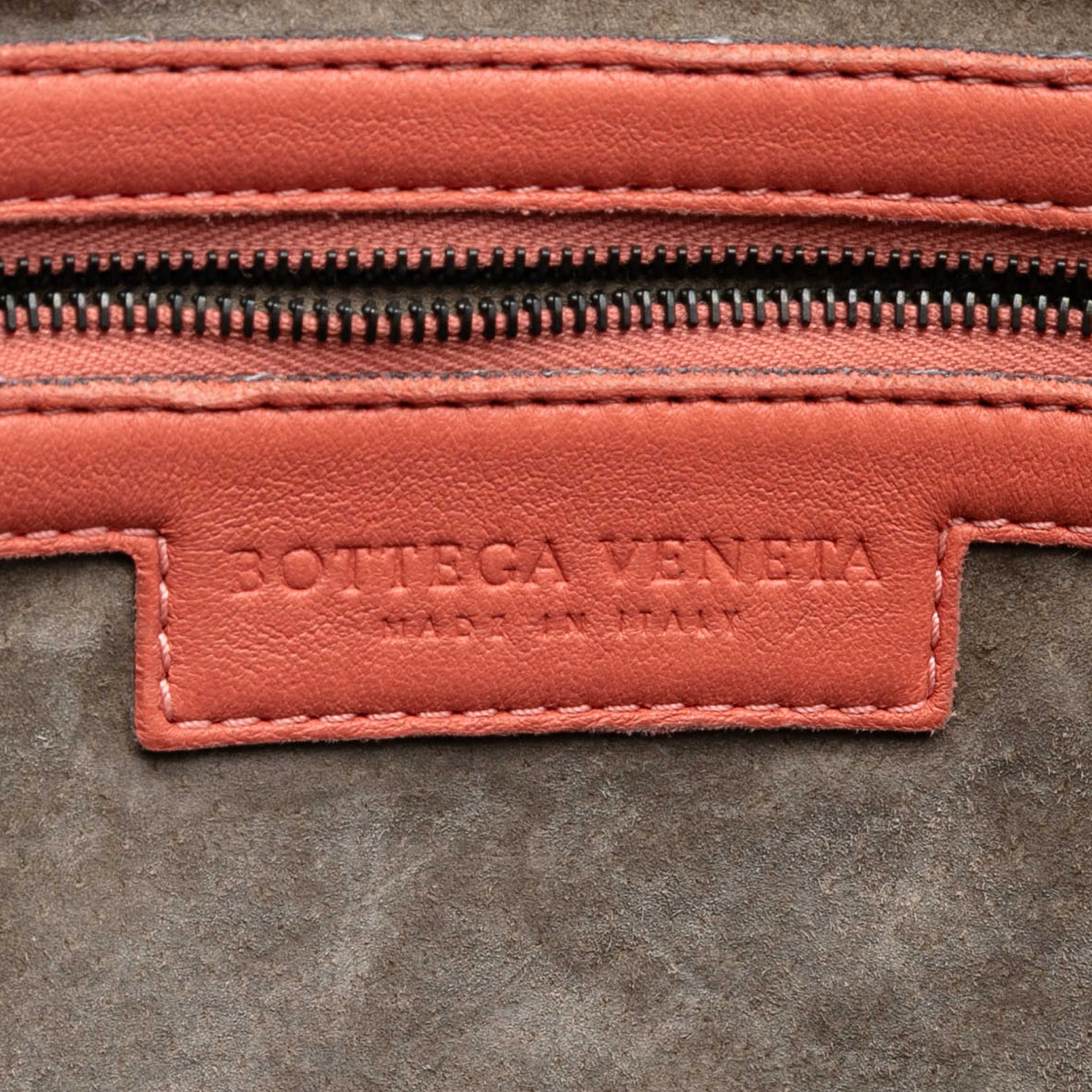 Bottega Veneta Nappa Intrecciato Nodini Crossbody, från Luxclusif, i färgen salmon. Klicka för att öppna bilden i stort format