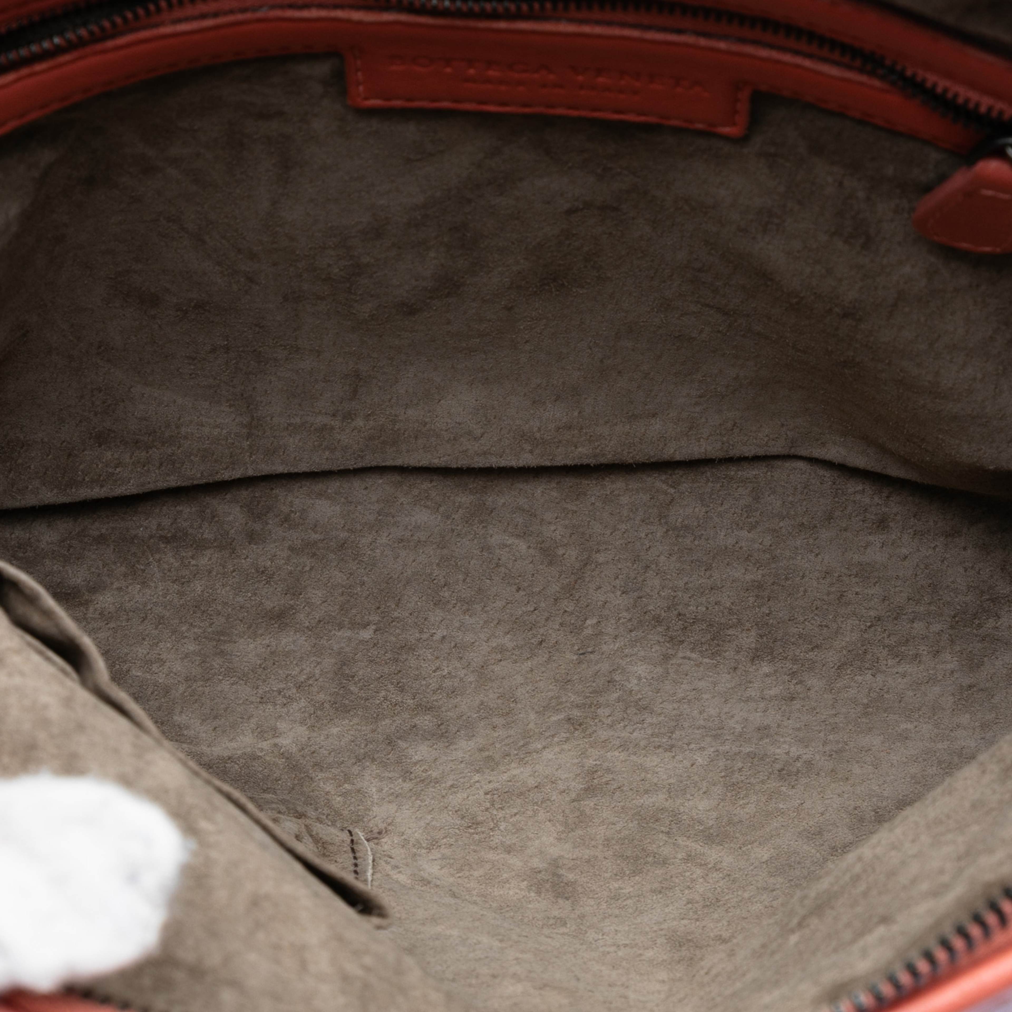 Bottega Veneta Nappa Intrecciato Nodini Crossbody, från Luxclusif, i färgen salmon. Klicka för att öppna bilden i stort format