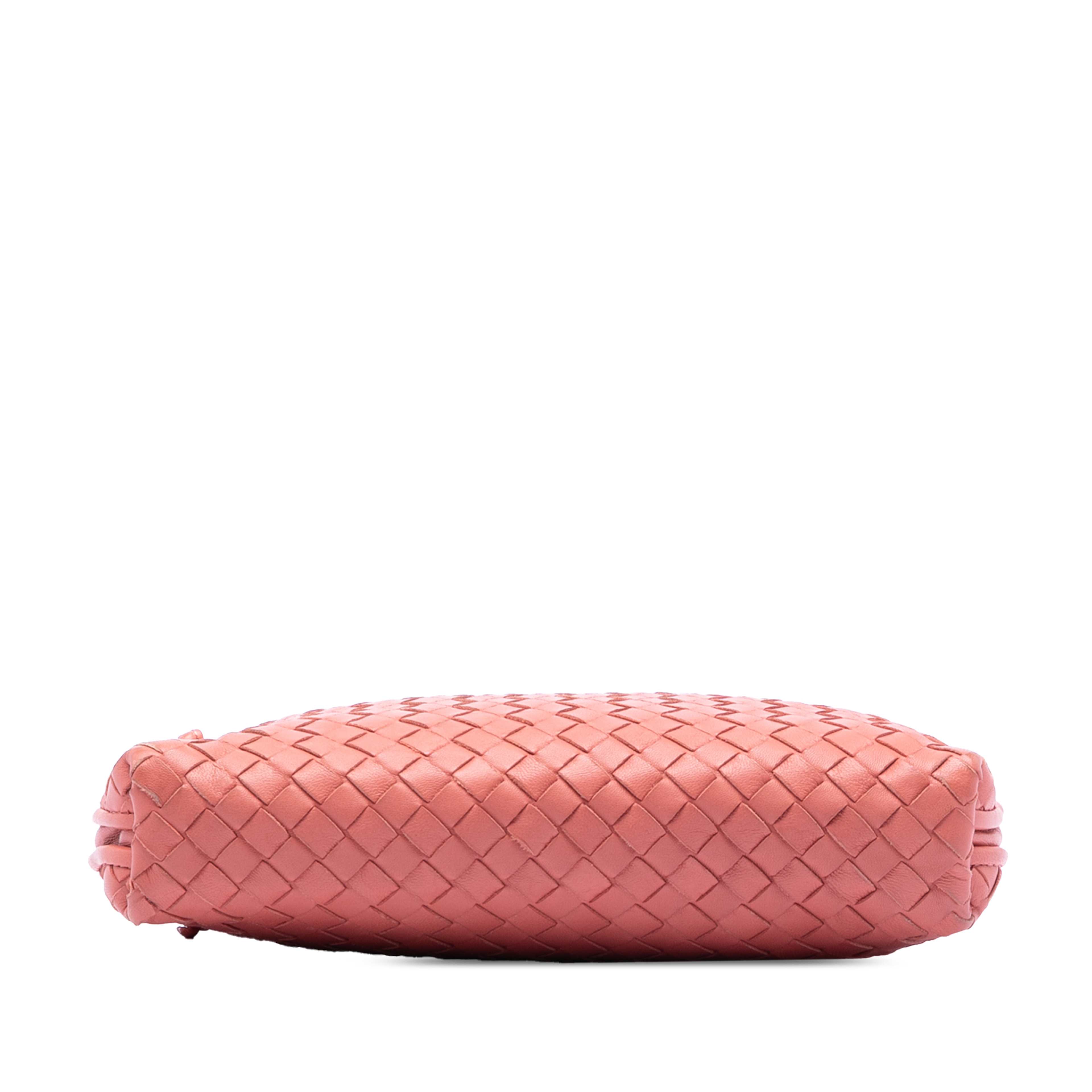 Bottega Veneta Nappa Intrecciato Nodini Crossbody, från Luxclusif, i färgen salmon. Klicka för att öppna bilden i stort format