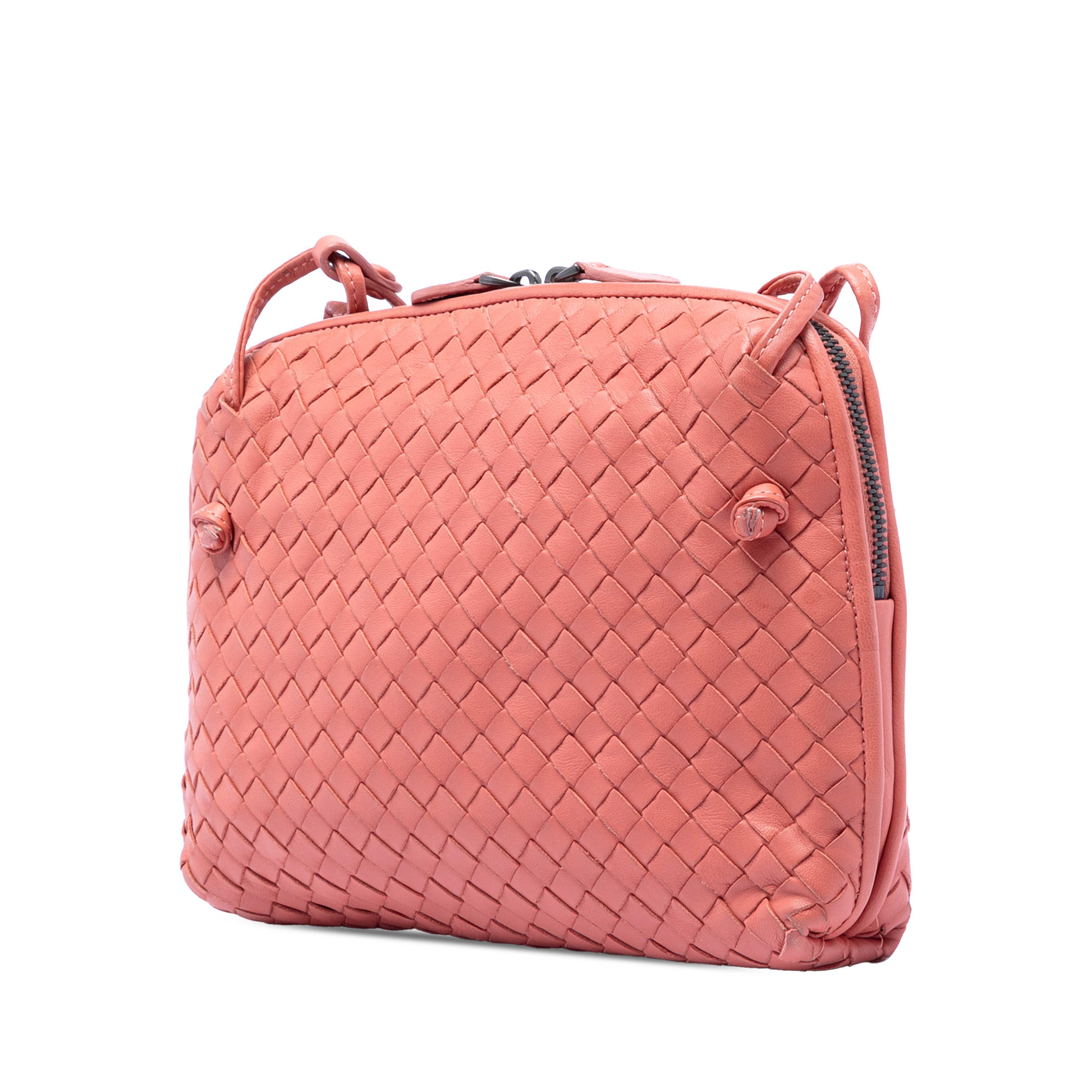 Bottega Veneta Nappa Intrecciato Nodini Crossbody, från Luxclusif, i färgen rosa. Klicka för att öppna bilden i stort format