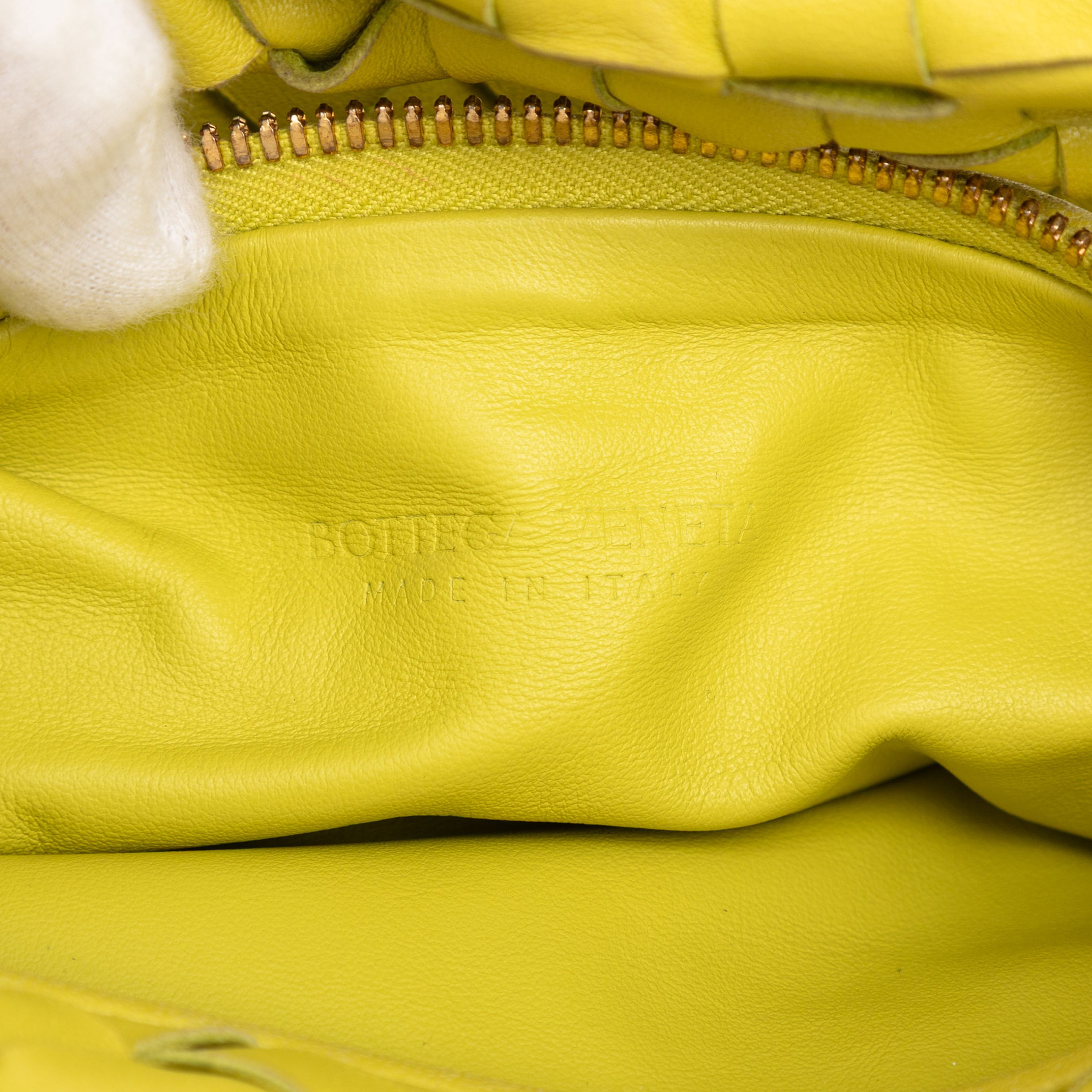 Bottega Veneta Mini Nappa Intrecciato Jodie, från Luxclusif, i färgen gul. Klicka för att öppna bilden i stort format