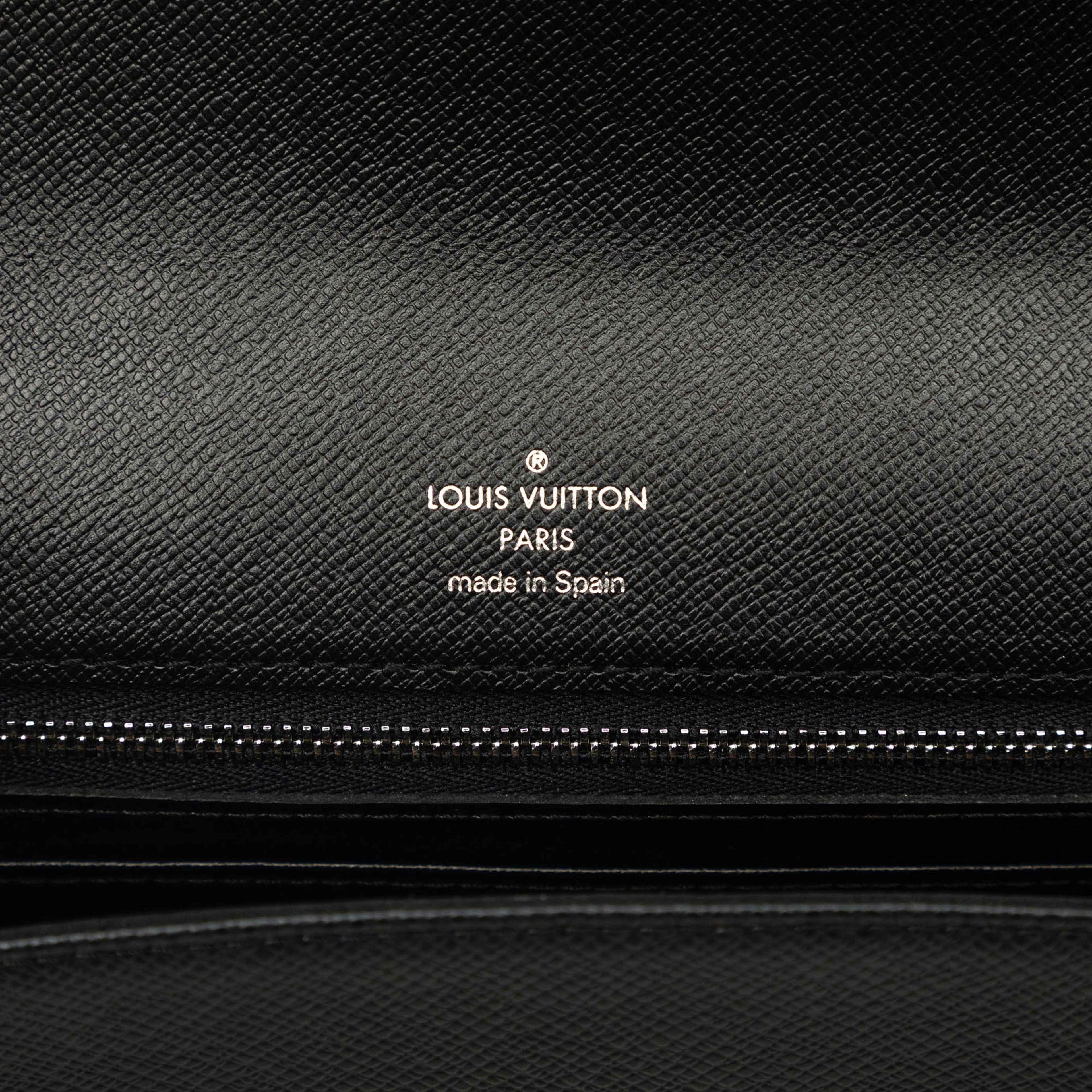 Louis Vuitton Taiga Selenga, från Luxclusif, i färgen svart. Klicka för att öppna bilden i stort format