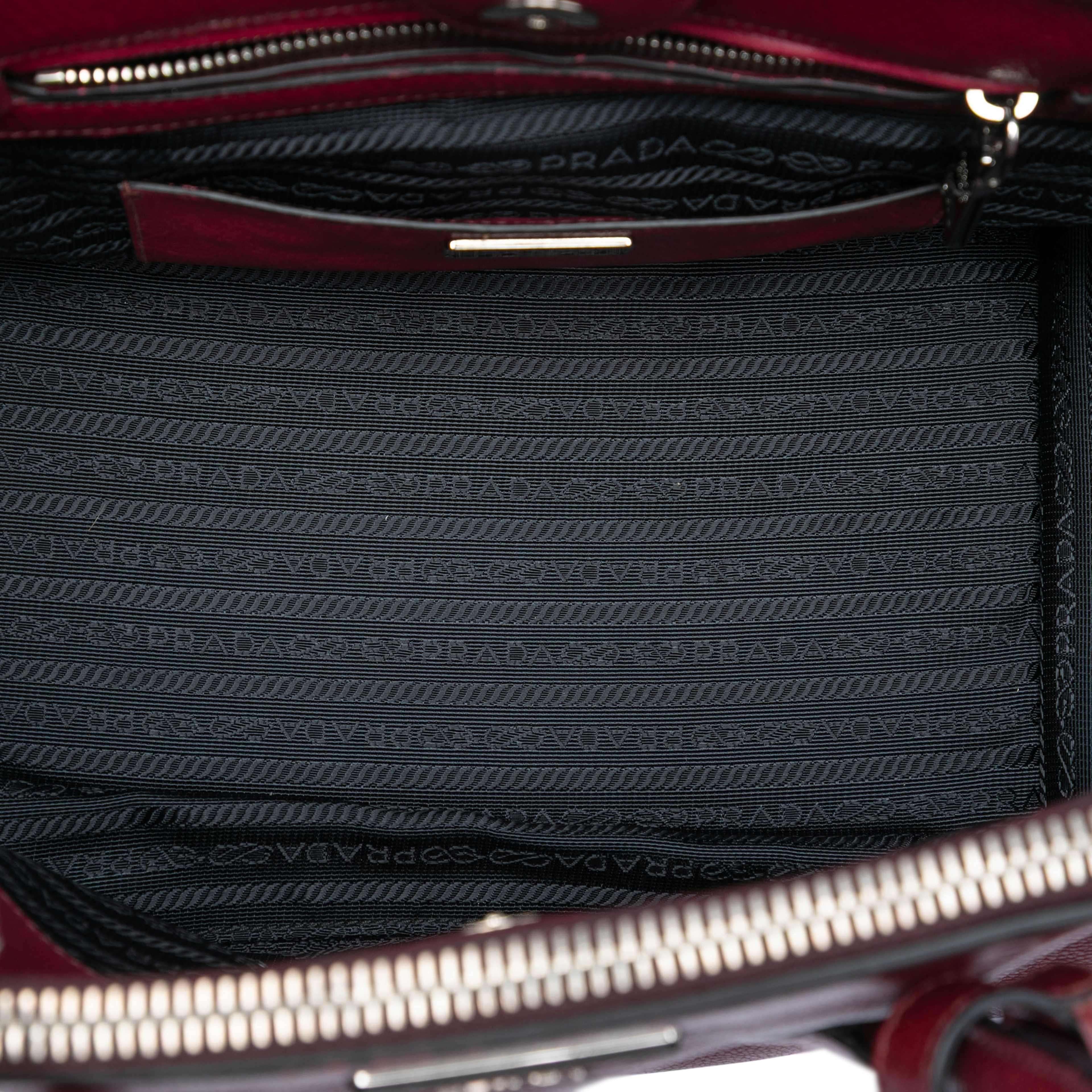 Prada Glace Calf Twin Pocket Satchel, från Luxclusif, i färgen dark red. Klicka för att öppna bilden i stort format