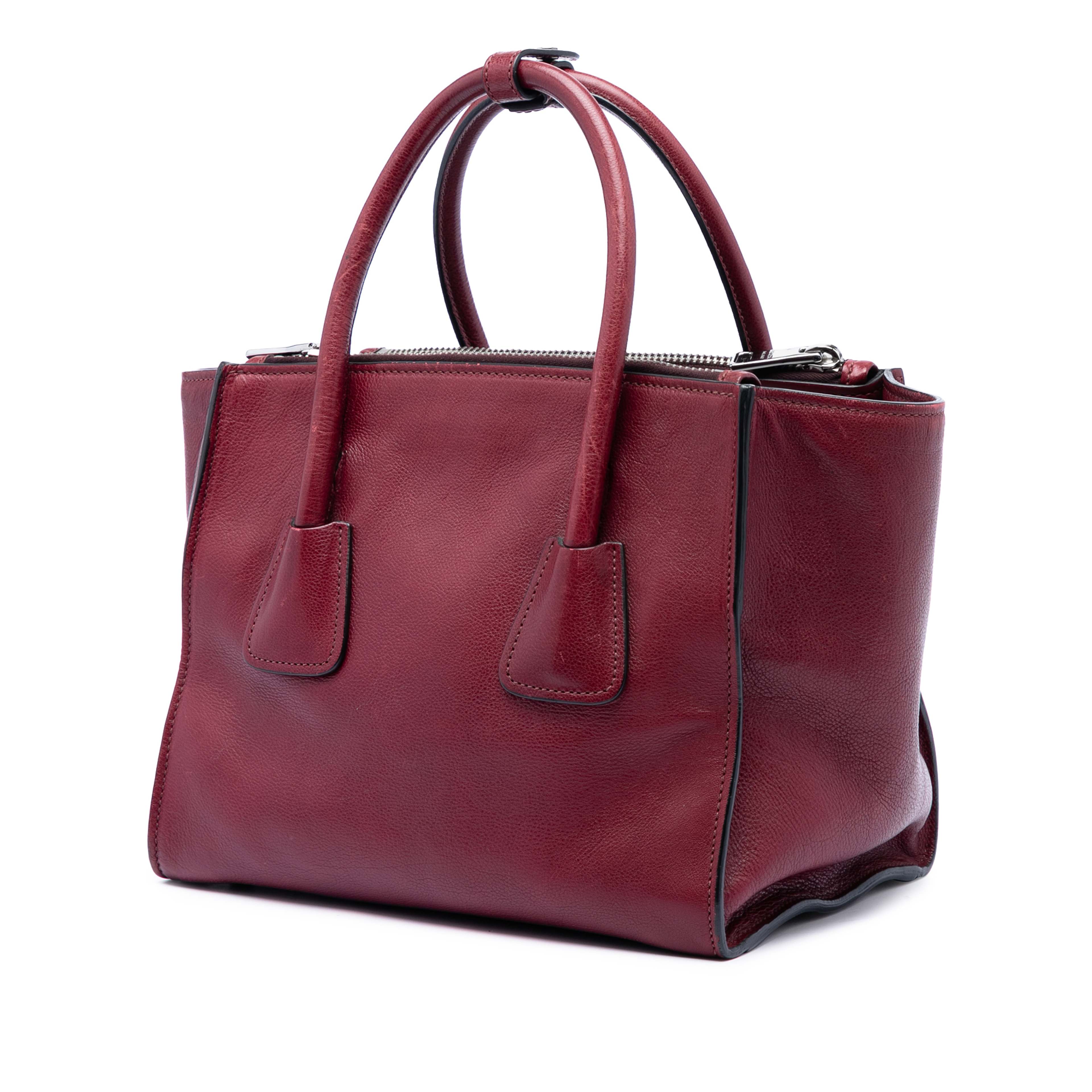Prada Glace Calf Twin Pocket Satchel, från Luxclusif, i färgen dark red. Klicka för att öppna bilden i stort format