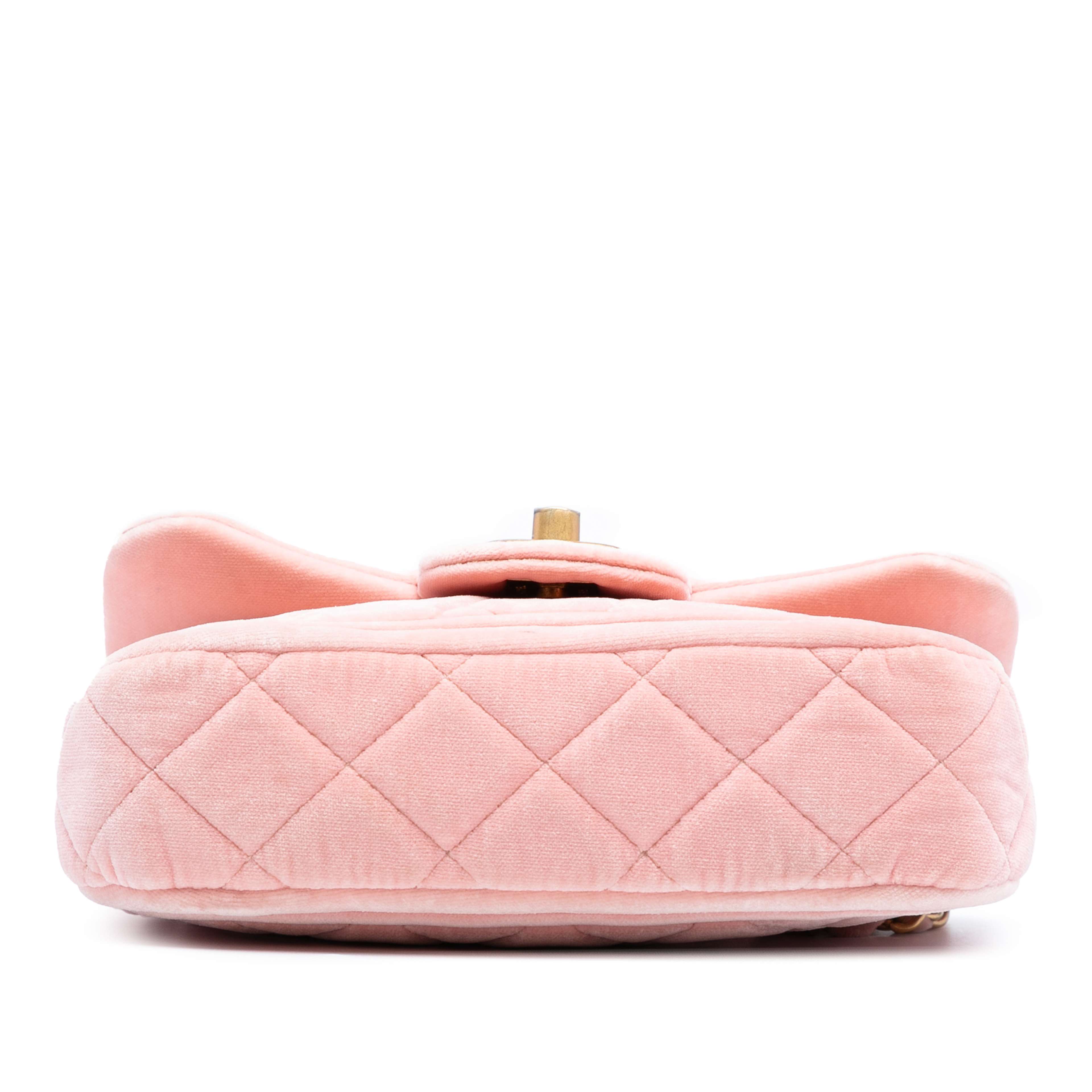 Chanel Mini Quilted Velvet Double Frame Flap, från Luxclusif, i färgen pink. Klicka för att öppna bilden i stort format