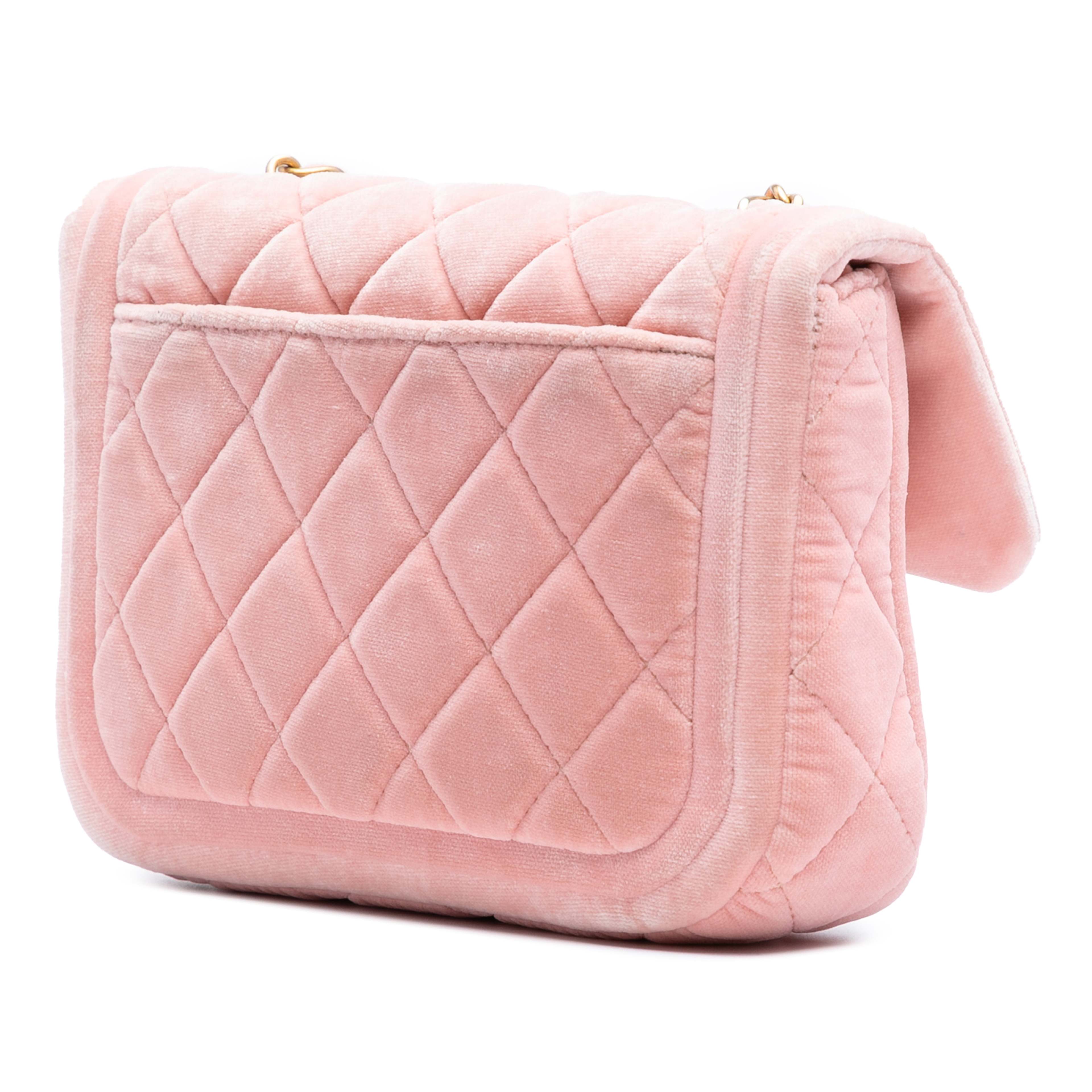 Chanel Mini Quilted Velvet Double Frame Flap, från Luxclusif, i färgen pink. Klicka för att öppna bilden i stort format