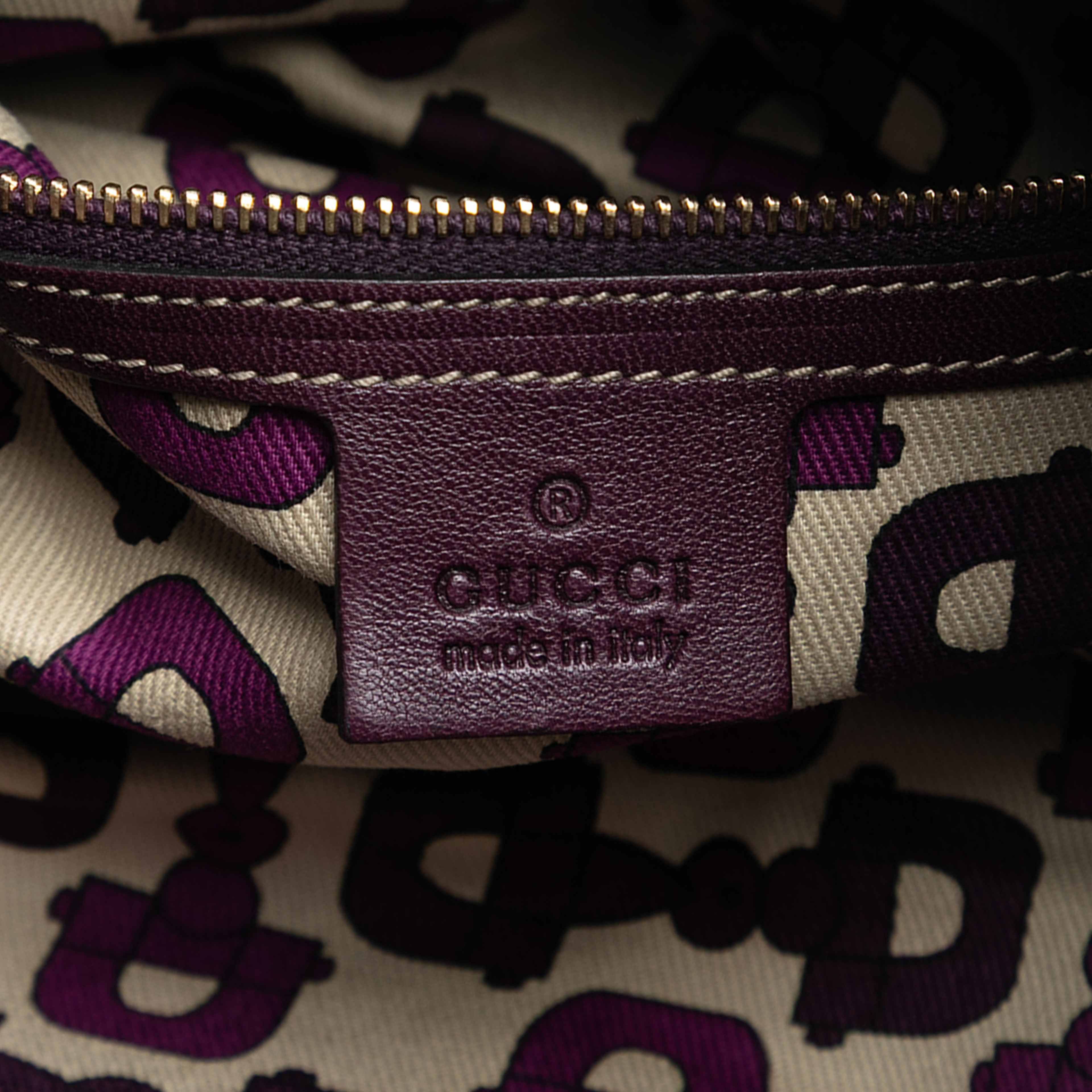 Gucci Guccissima Studded Pelham Hobo, från Luxclusif, i färgen plum. Klicka för att öppna bilden i stort format