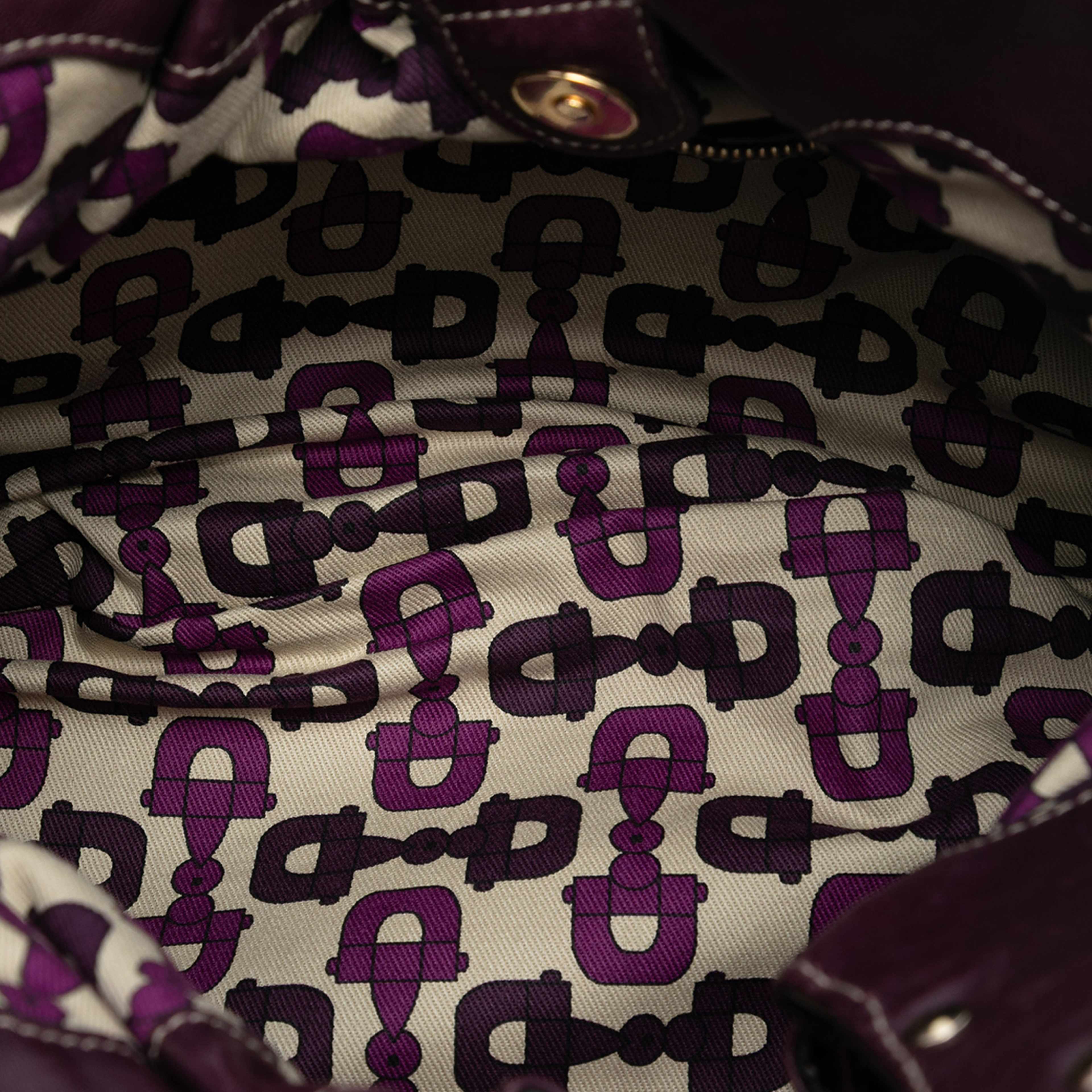 Gucci Guccissima Studded Pelham Hobo, från Luxclusif, i färgen plum. Klicka för att öppna bilden i stort format