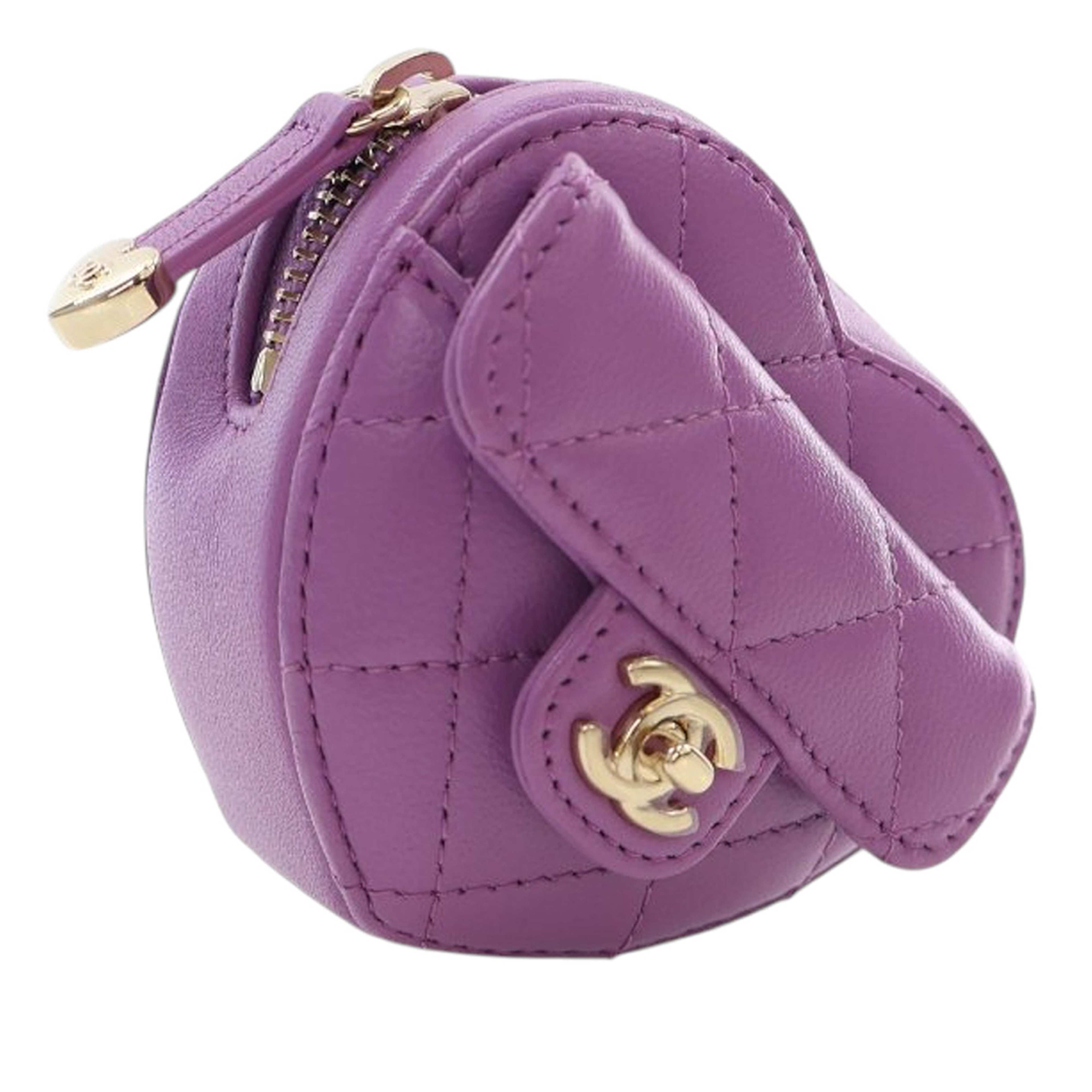 Chanel Lambskin Cc In Love Heart Necklace Bag, från Luxclusif, i färgen purple. Klicka för att öppna bilden i stort format
