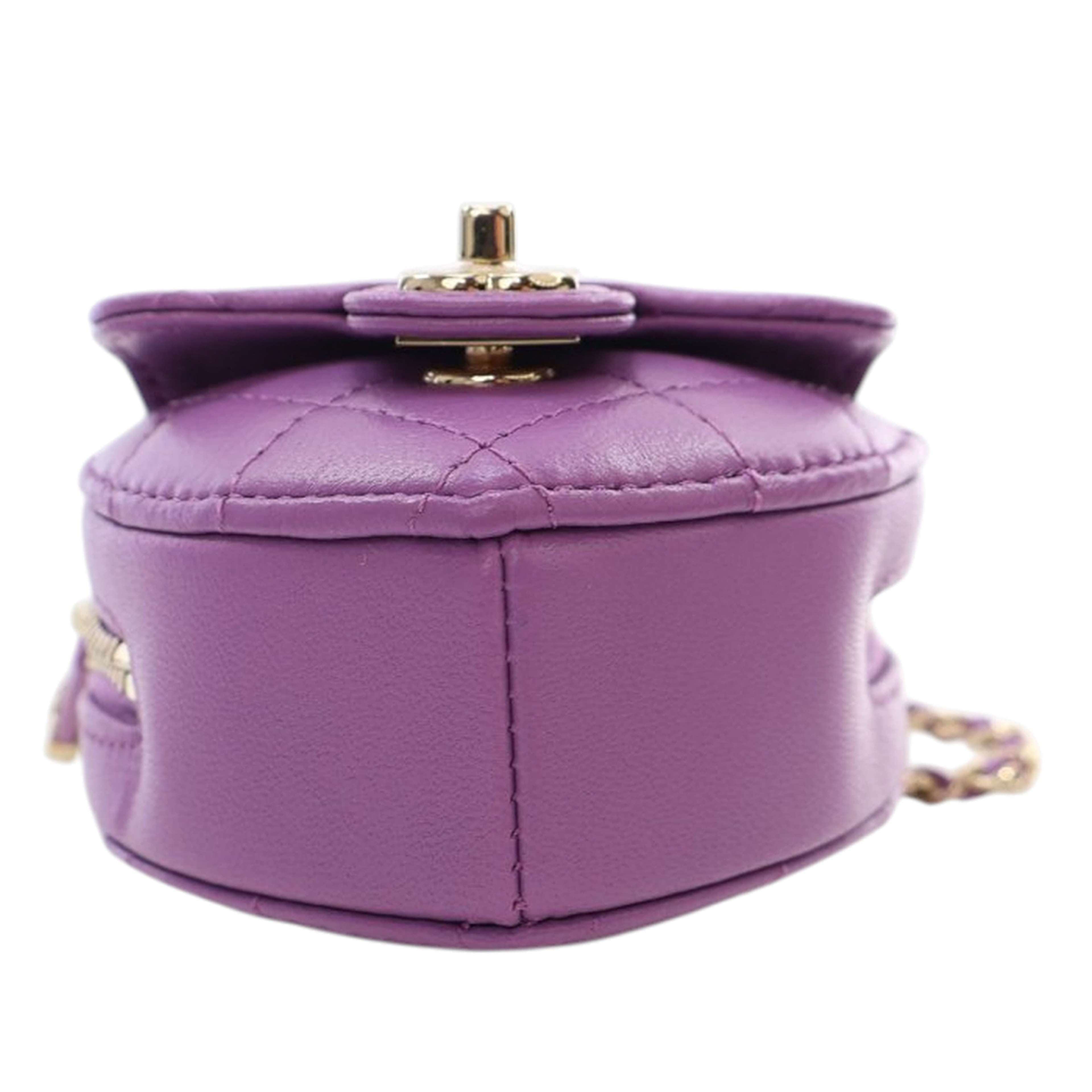 Chanel Lambskin Cc In Love Heart Necklace Bag, från Luxclusif, i färgen purple. Klicka för att öppna bilden i stort format