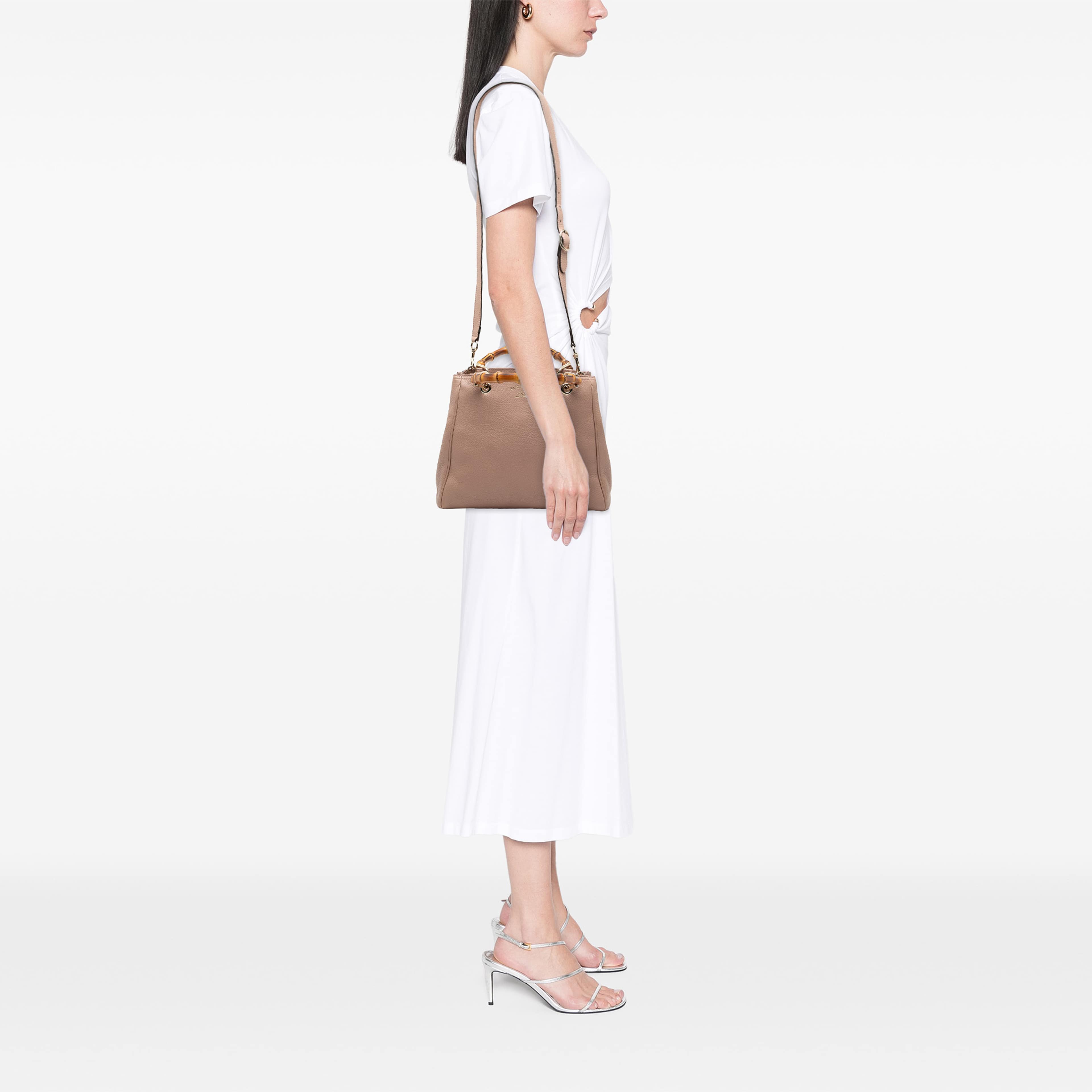 Gucci Small Calfskin Bamboo Shopper Satchel, från Luxclusif, i färgen brun. Klicka för att öppna bilden i stort format