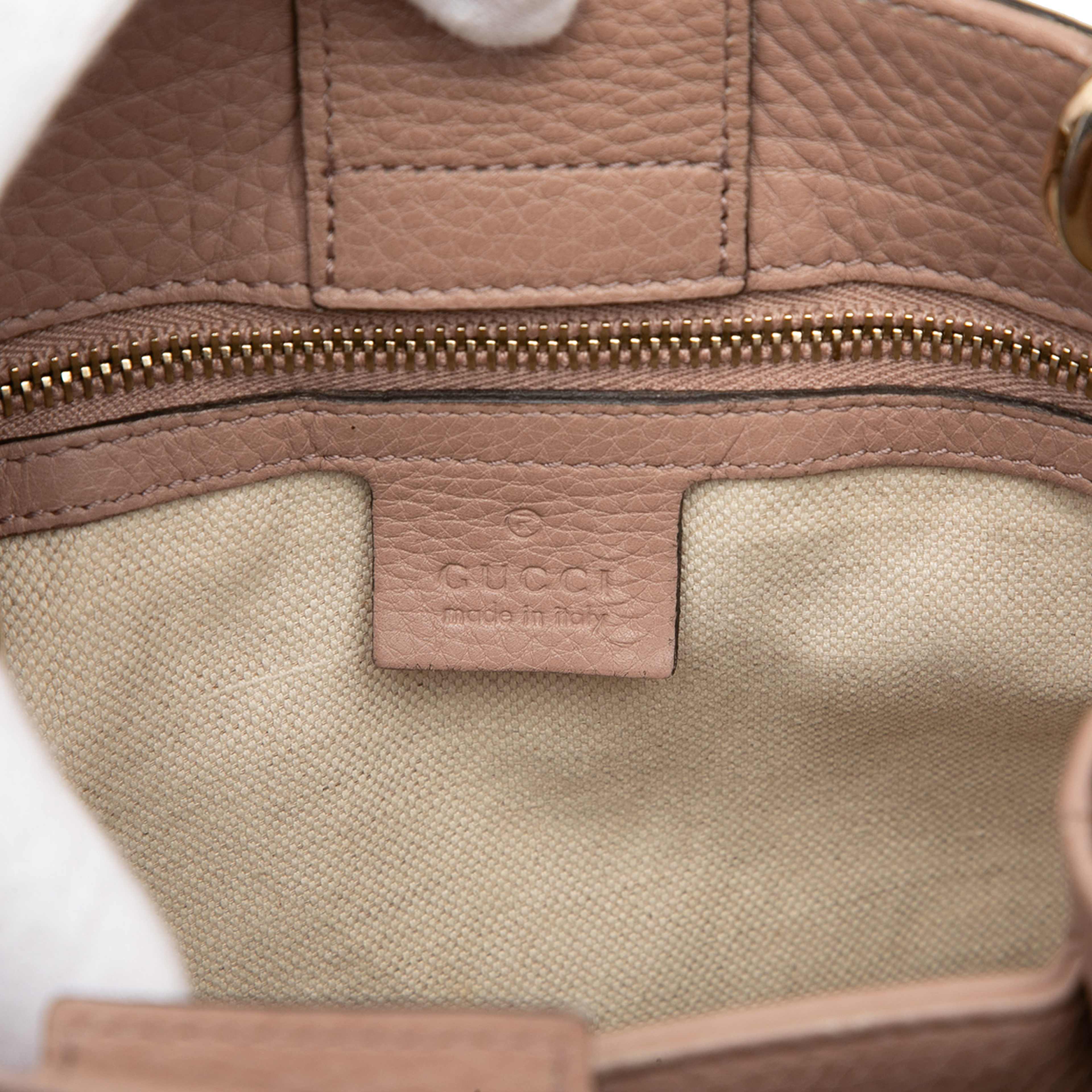 Gucci Small Calfskin Bamboo Shopper Satchel, från Luxclusif, i färgen nude. Klicka för att öppna bilden i stort format