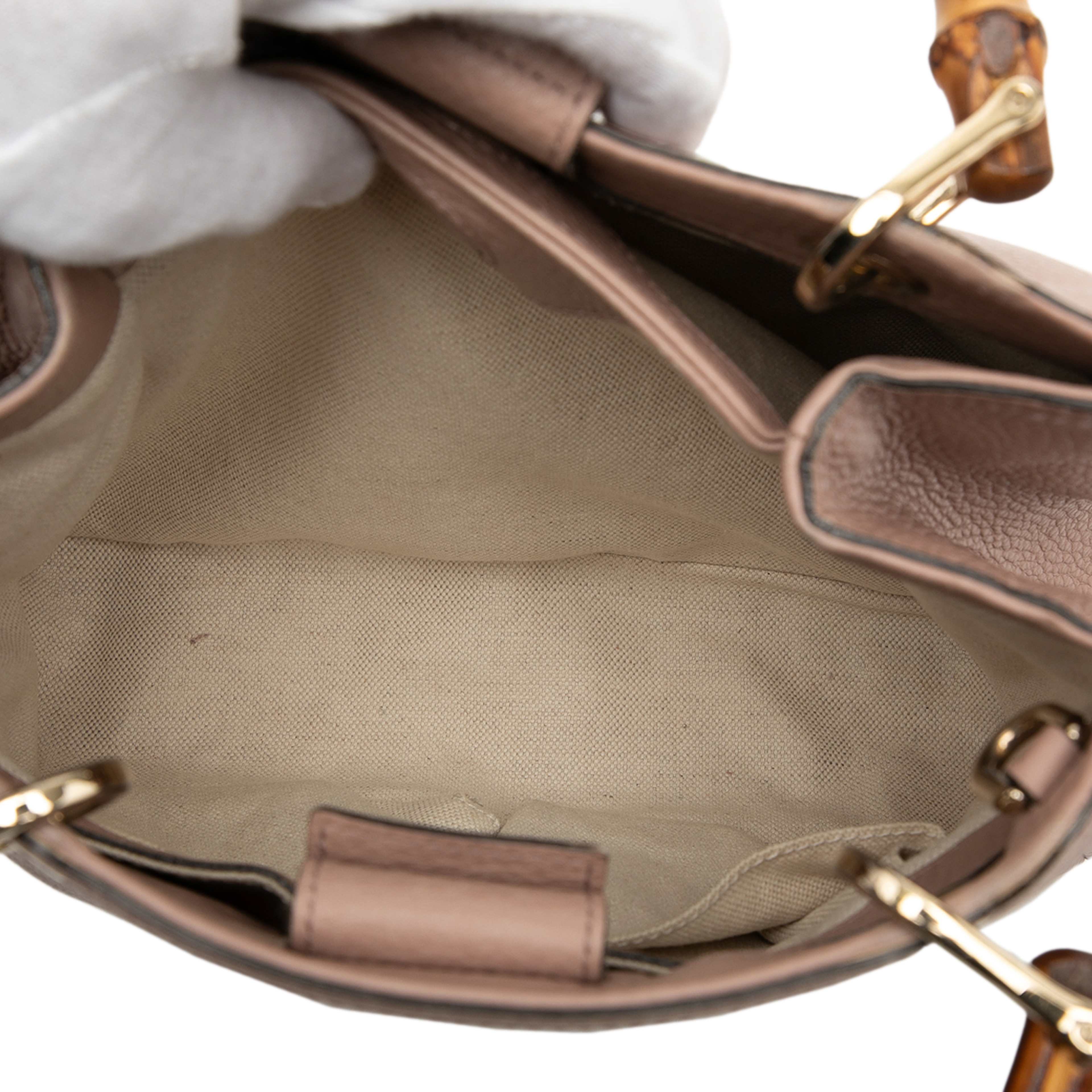 Gucci Small Calfskin Bamboo Shopper Satchel, från Luxclusif, i färgen nude. Klicka för att öppna bilden i stort format